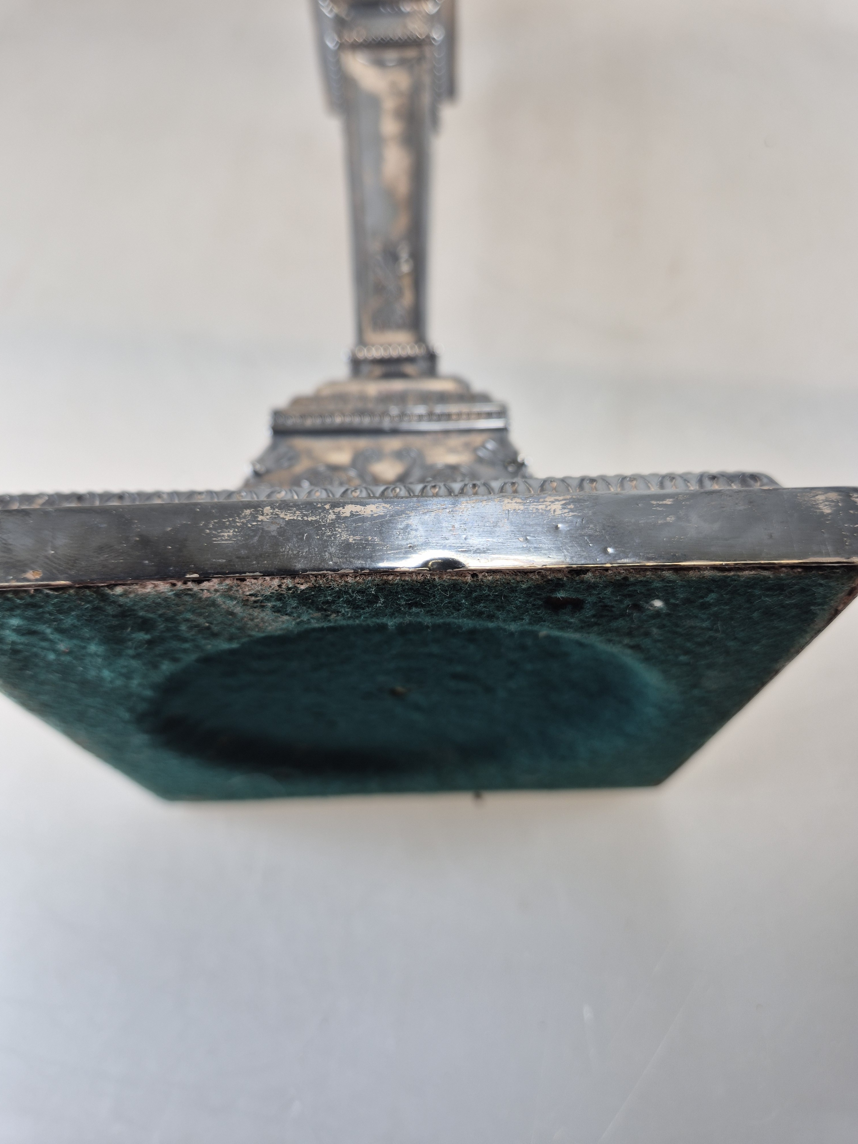 Detail g: George III Leuchter-Paar, Sheffield, 1778, Silber, Meistermarke IW & Co., neoklassizistischer Reliefdekor, eingesteckte Tüllen separat gemarkt, H. ...