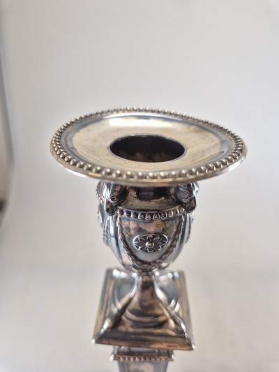 27089293h - George III Leuchter-Paar, Sheffield, 1778, Silber, Meistermarke IW & Co., ...