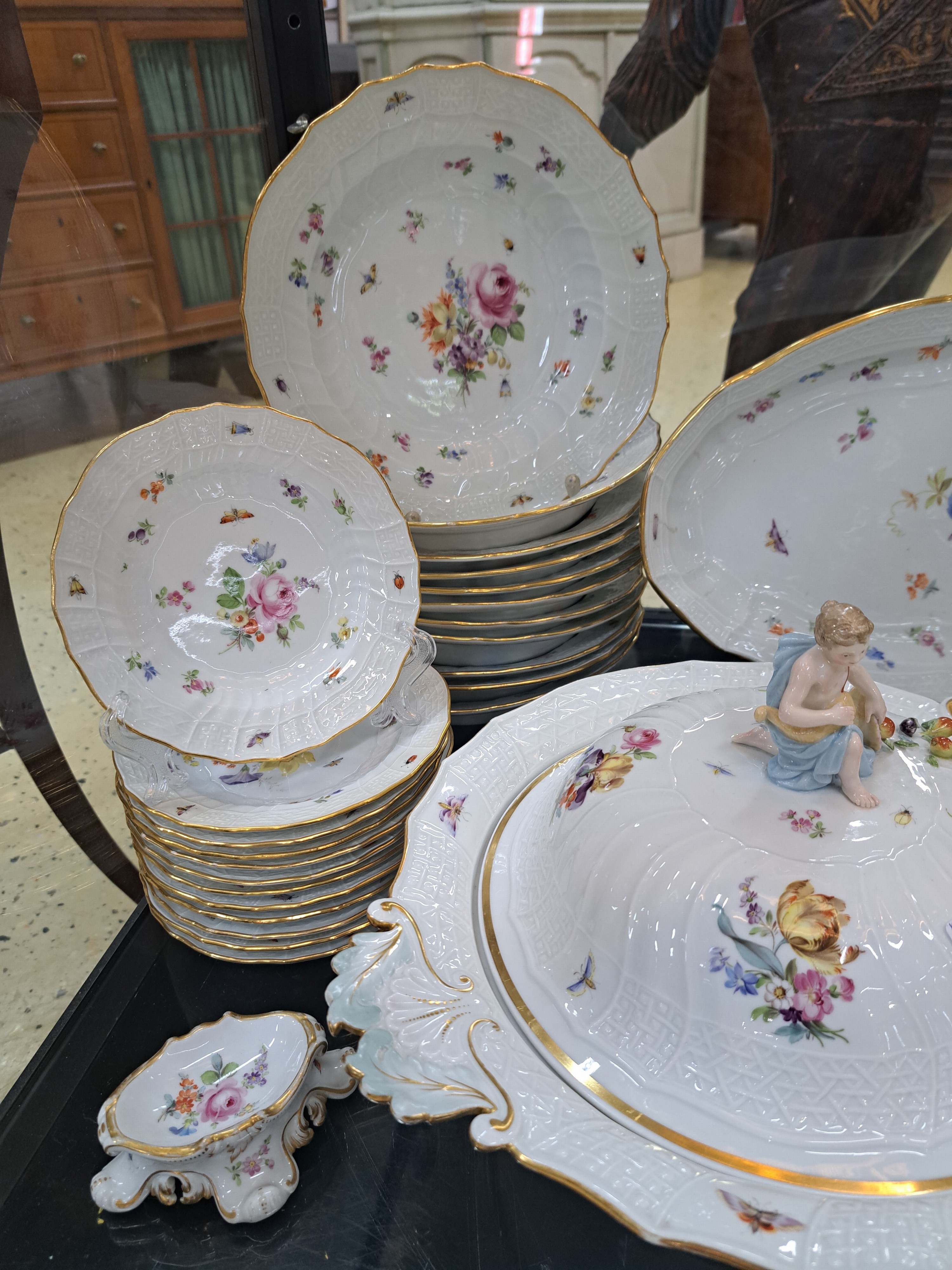Detail a: Umfangreiches Tafelservice, Meissen, Neubrandenstein, Blumenbukett mit Insekten, Goldrand, für 12 Personen, Deckelschüssel min. best., Sauciere, ...