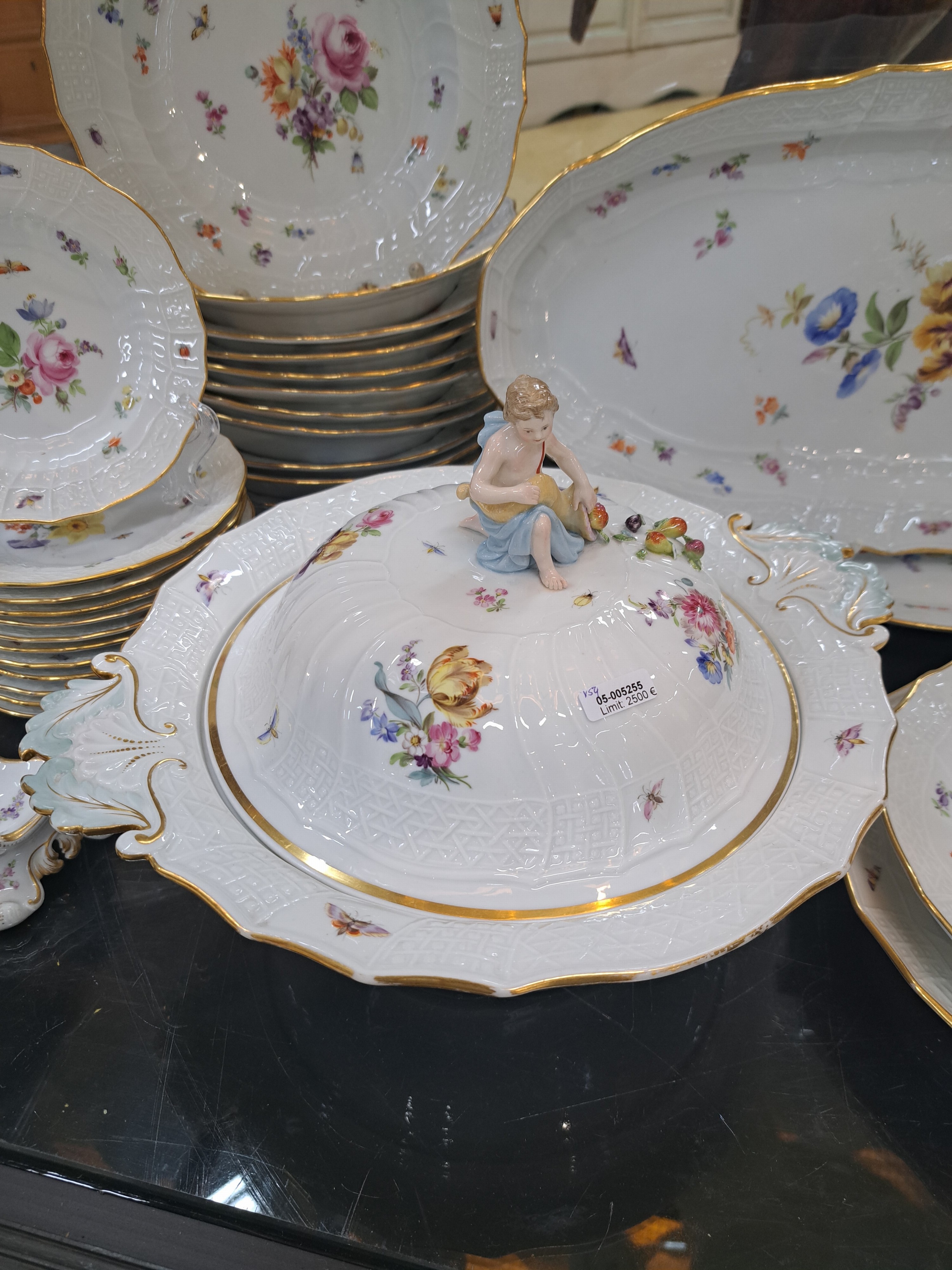 Detail b: Umfangreiches Tafelservice, Meissen, Neubrandenstein, Blumenbukett mit Insekten, Goldrand, für 12 Personen, Deckelschüssel min. best., Sauciere, ...
