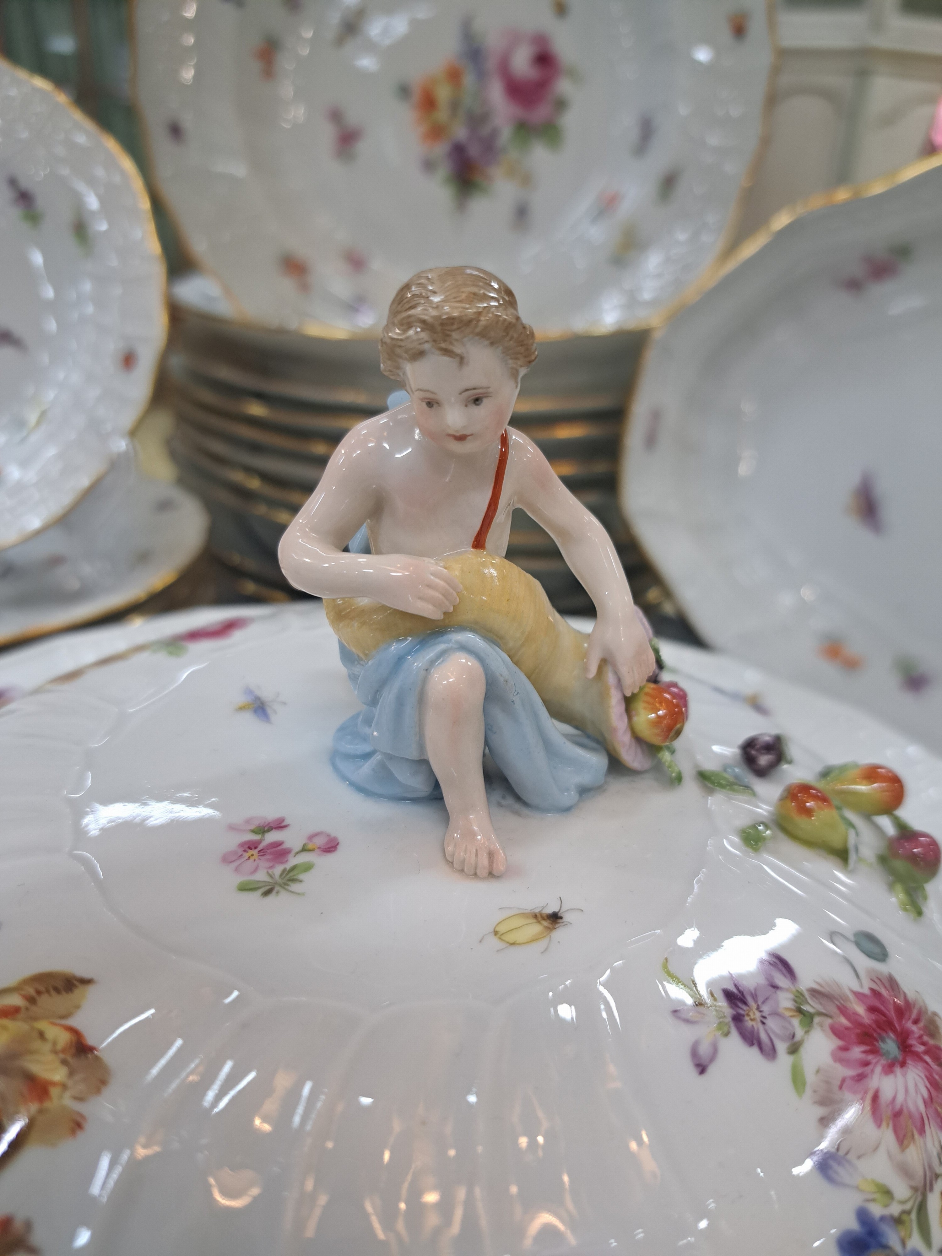 Detail c: Umfangreiches Tafelservice, Meissen, Neubrandenstein, Blumenbukett mit Insekten, Goldrand, für 12 Personen, Deckelschüssel min. best., Sauciere, ...