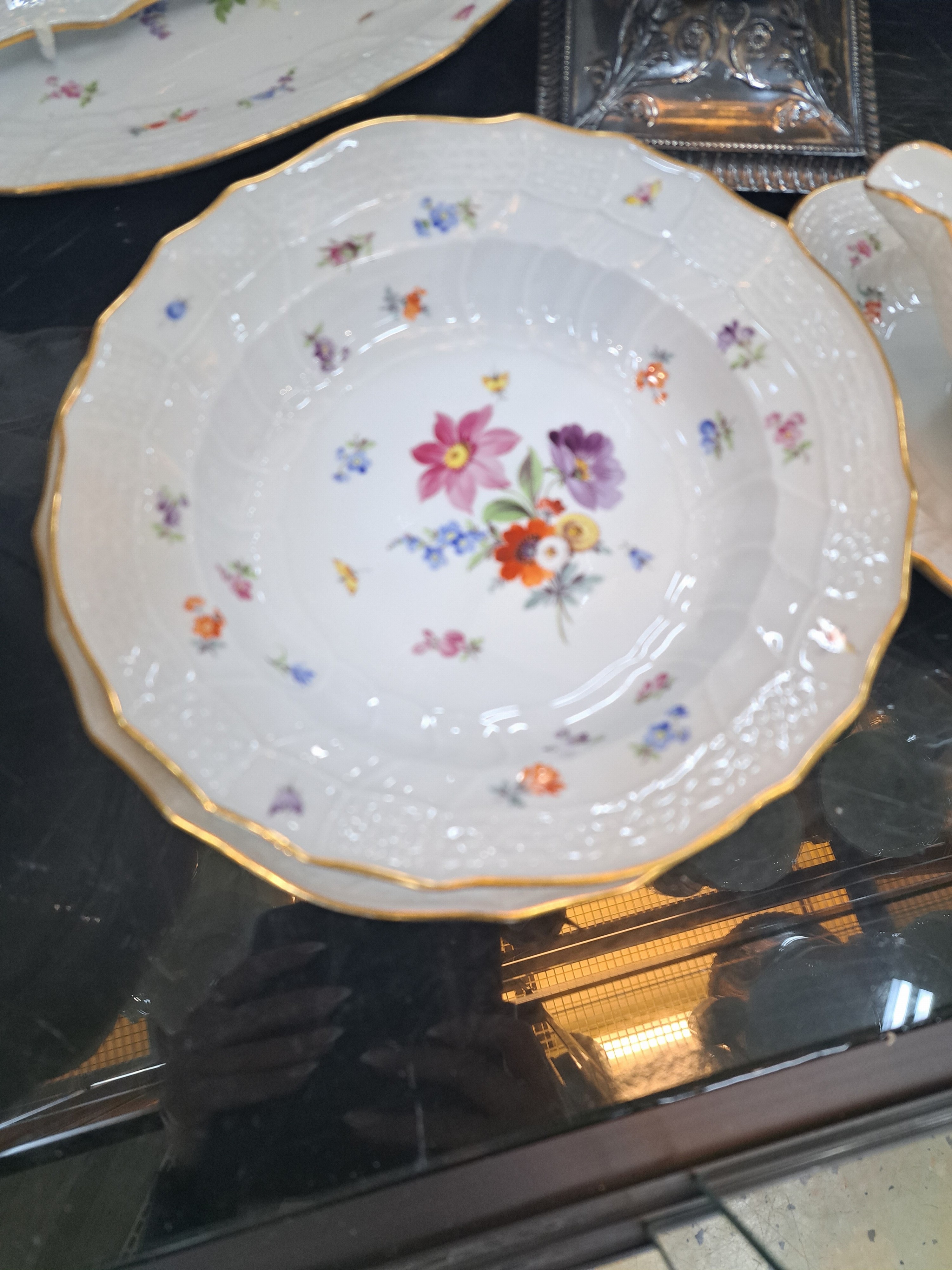 Detail d: Umfangreiches Tafelservice, Meissen, Neubrandenstein, Blumenbukett mit Insekten, Goldrand, für 12 Personen, Deckelschüssel min. best., Sauciere, ...