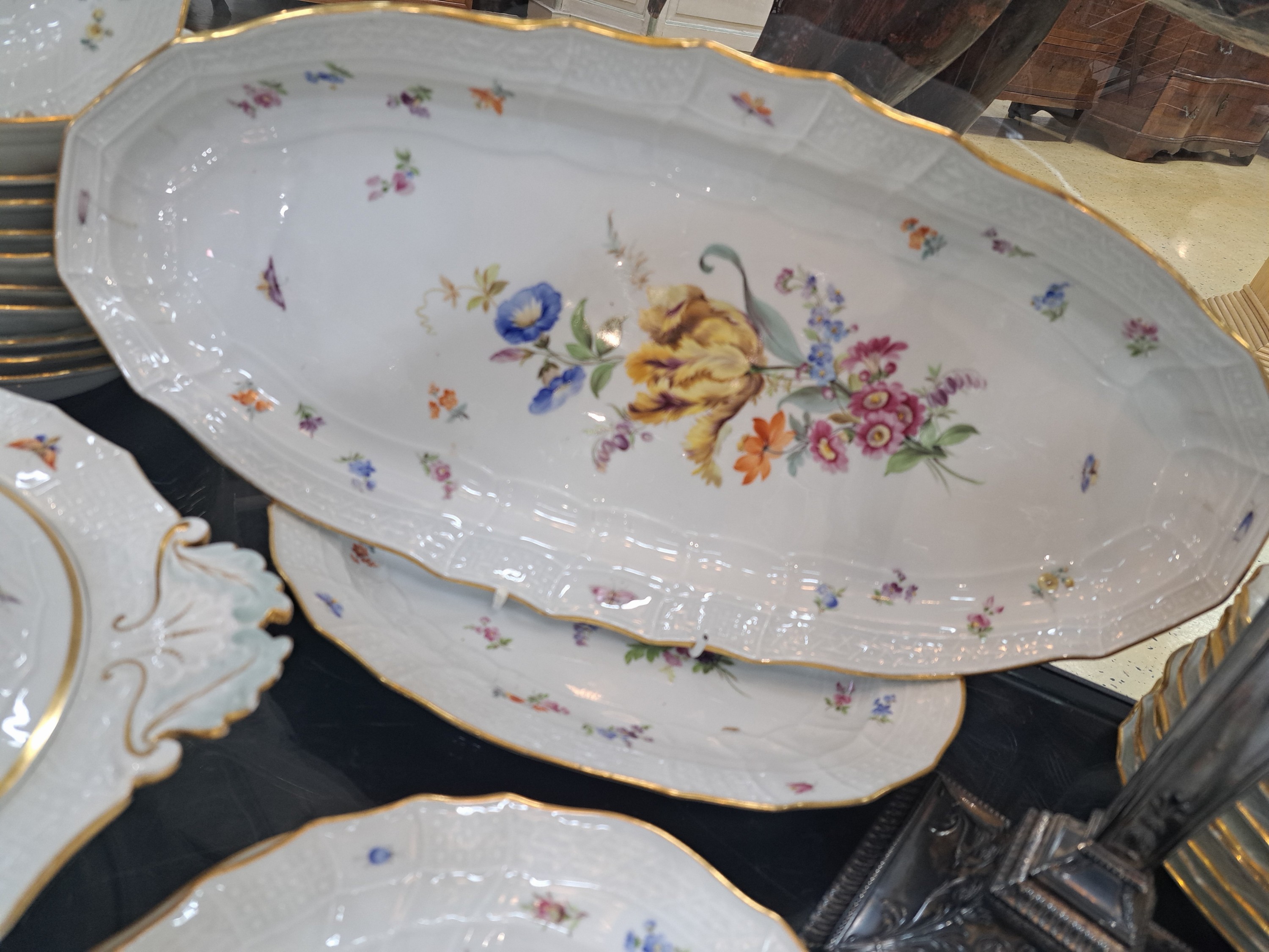 Detail e: Umfangreiches Tafelservice, Meissen, Neubrandenstein, Blumenbukett mit Insekten, Goldrand, für 12 Personen, Deckelschüssel min. best., Sauciere, ...