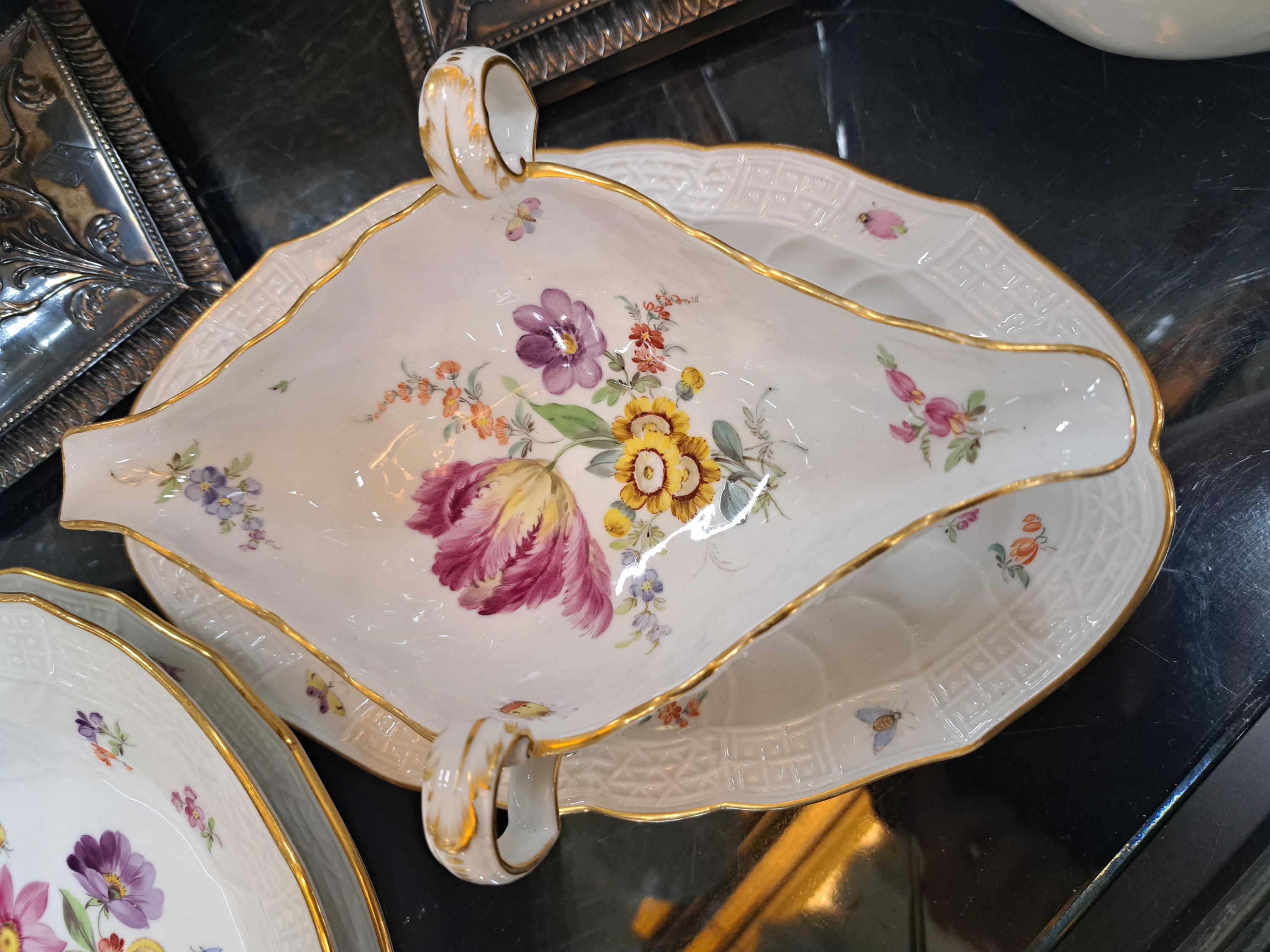 Detail f: Umfangreiches Tafelservice, Meissen, Neubrandenstein, Blumenbukett mit Insekten, Goldrand, für 12 Personen, Deckelschüssel min. best., Sauciere, ...