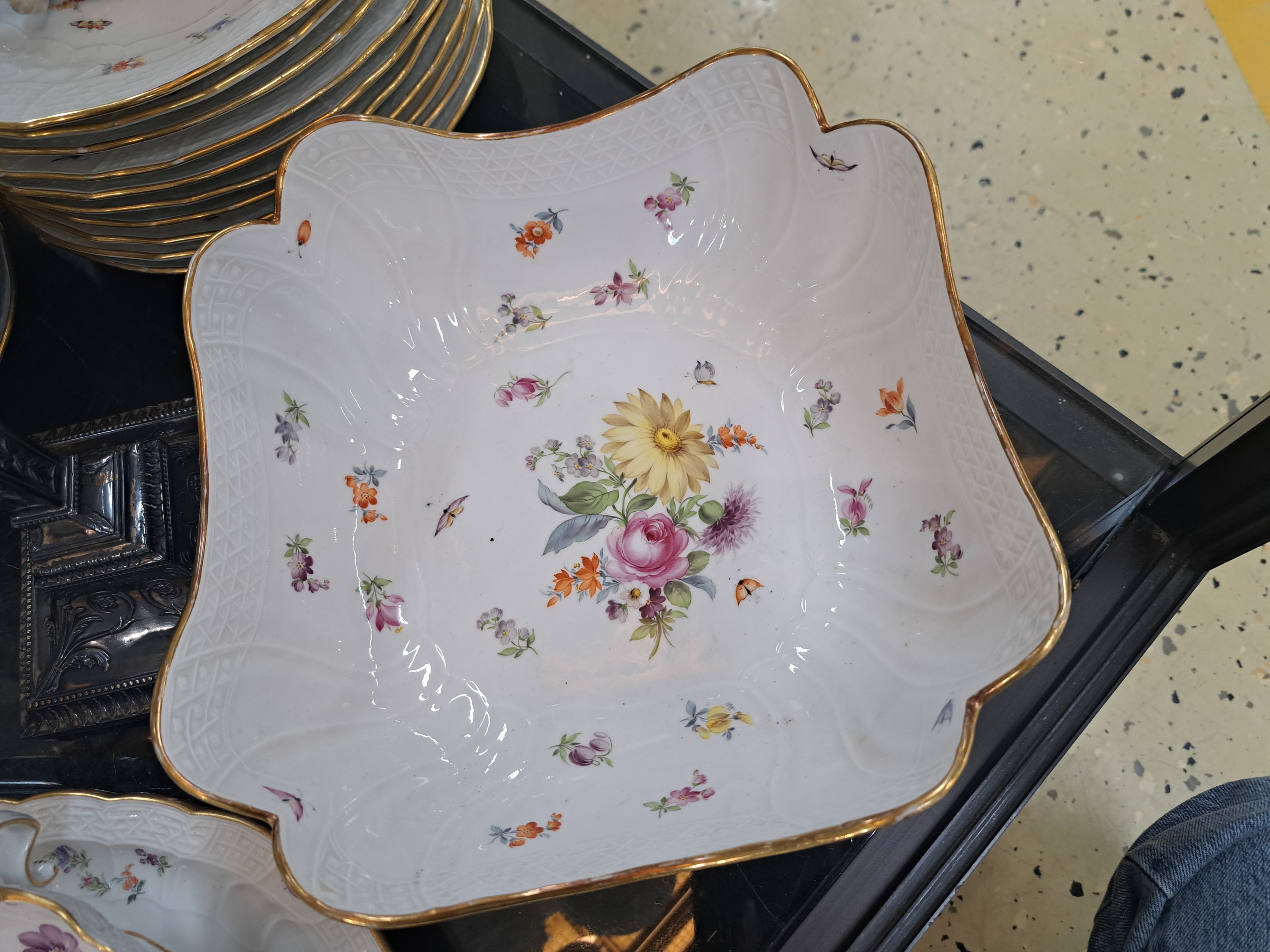 Detail g: Umfangreiches Tafelservice, Meissen, Neubrandenstein, Blumenbukett mit Insekten, Goldrand, für 12 Personen, Deckelschüssel min. best., Sauciere, ...