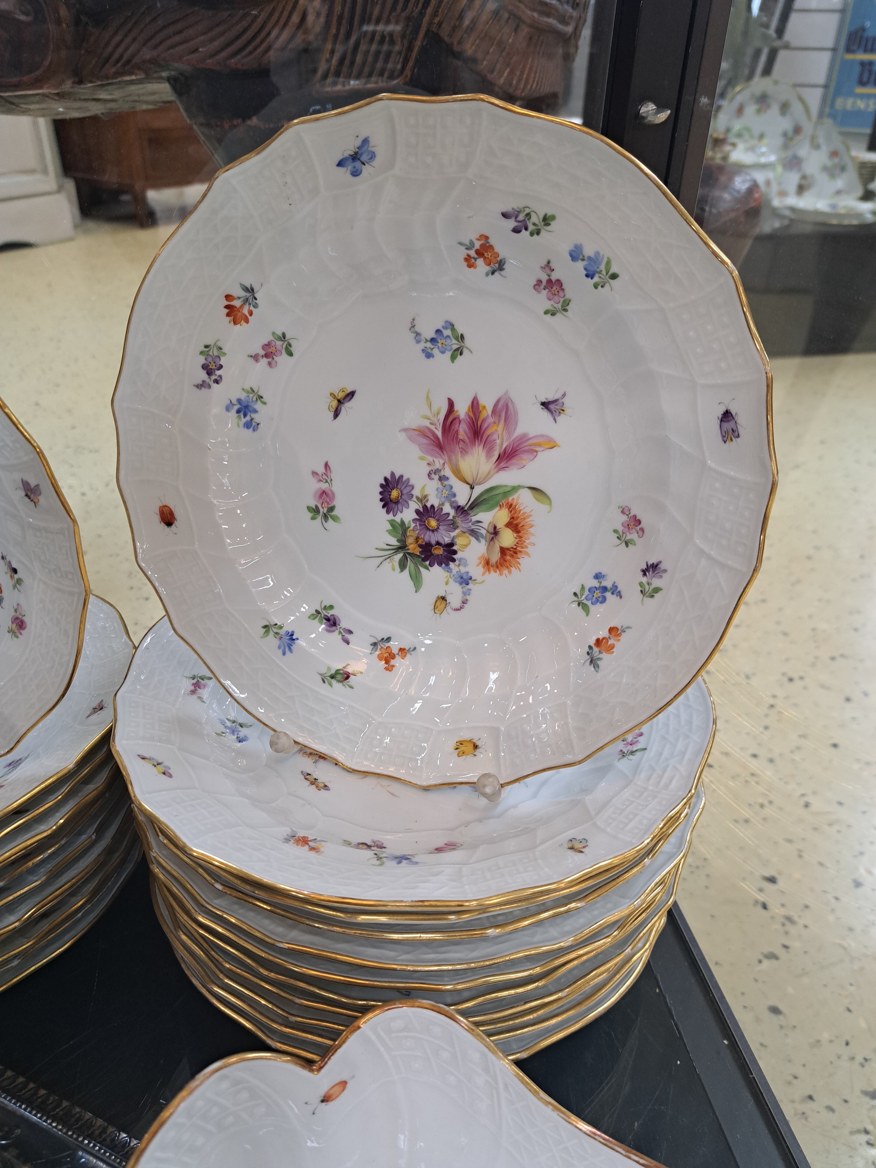Detail h: Umfangreiches Tafelservice, Meissen, Neubrandenstein, Blumenbukett mit Insekten, Goldrand, für 12 Personen, Deckelschüssel min. best., Sauciere, ...