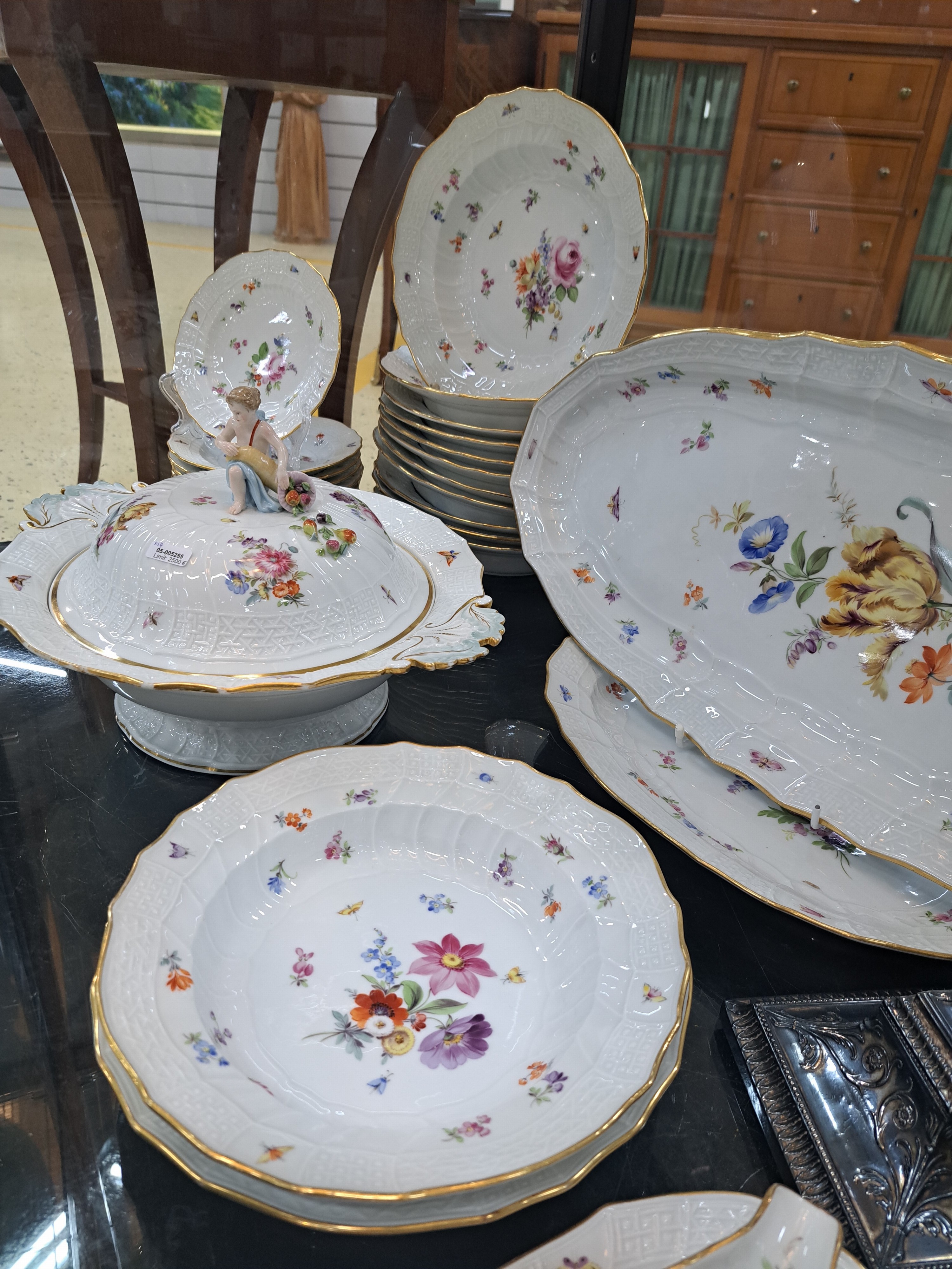 Detail j: Umfangreiches Tafelservice, Meissen, Neubrandenstein, Blumenbukett mit Insekten, Goldrand, für 12 Personen, Deckelschüssel min. best., Sauciere, ...