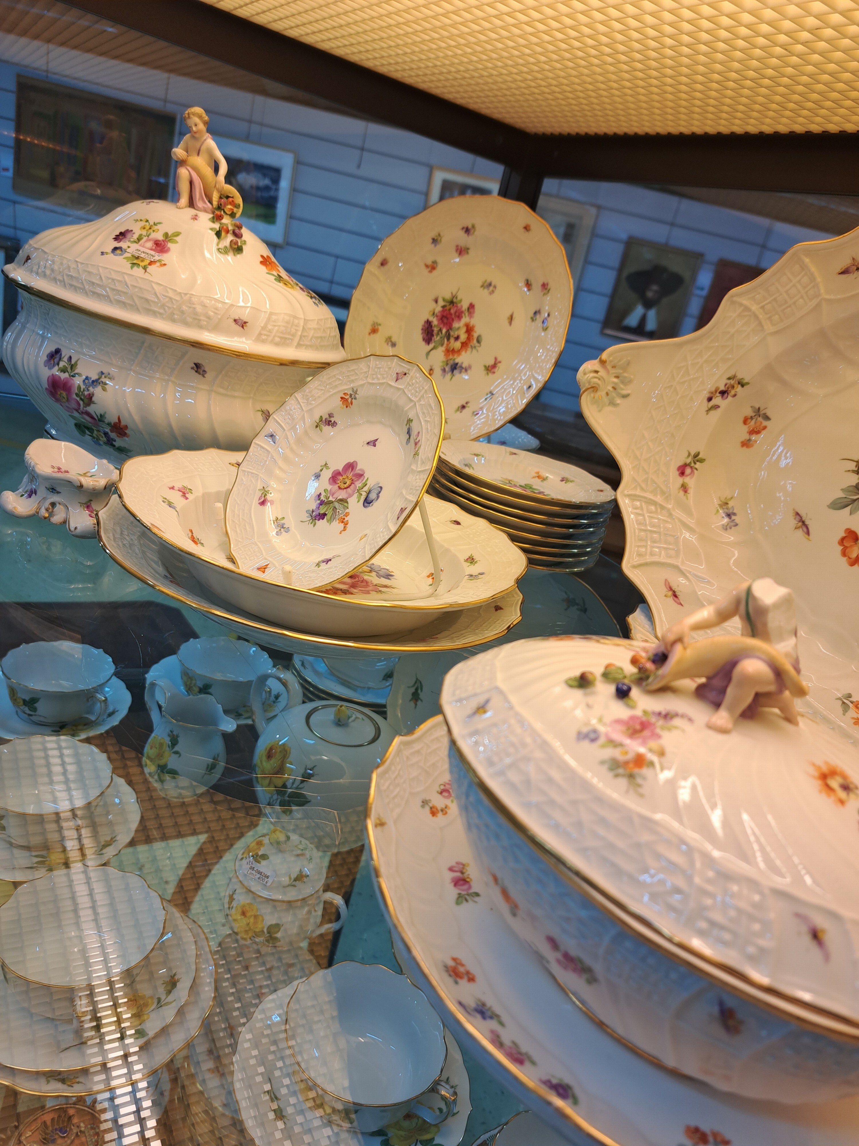 Detail a: Tafelservice, Meissen, Neubrandenstein, Blumenbukett mit Insekten, Knaufschwerter bis 1930er Jahre, komplett für 6 Personen, Deckelschüssel mit ...