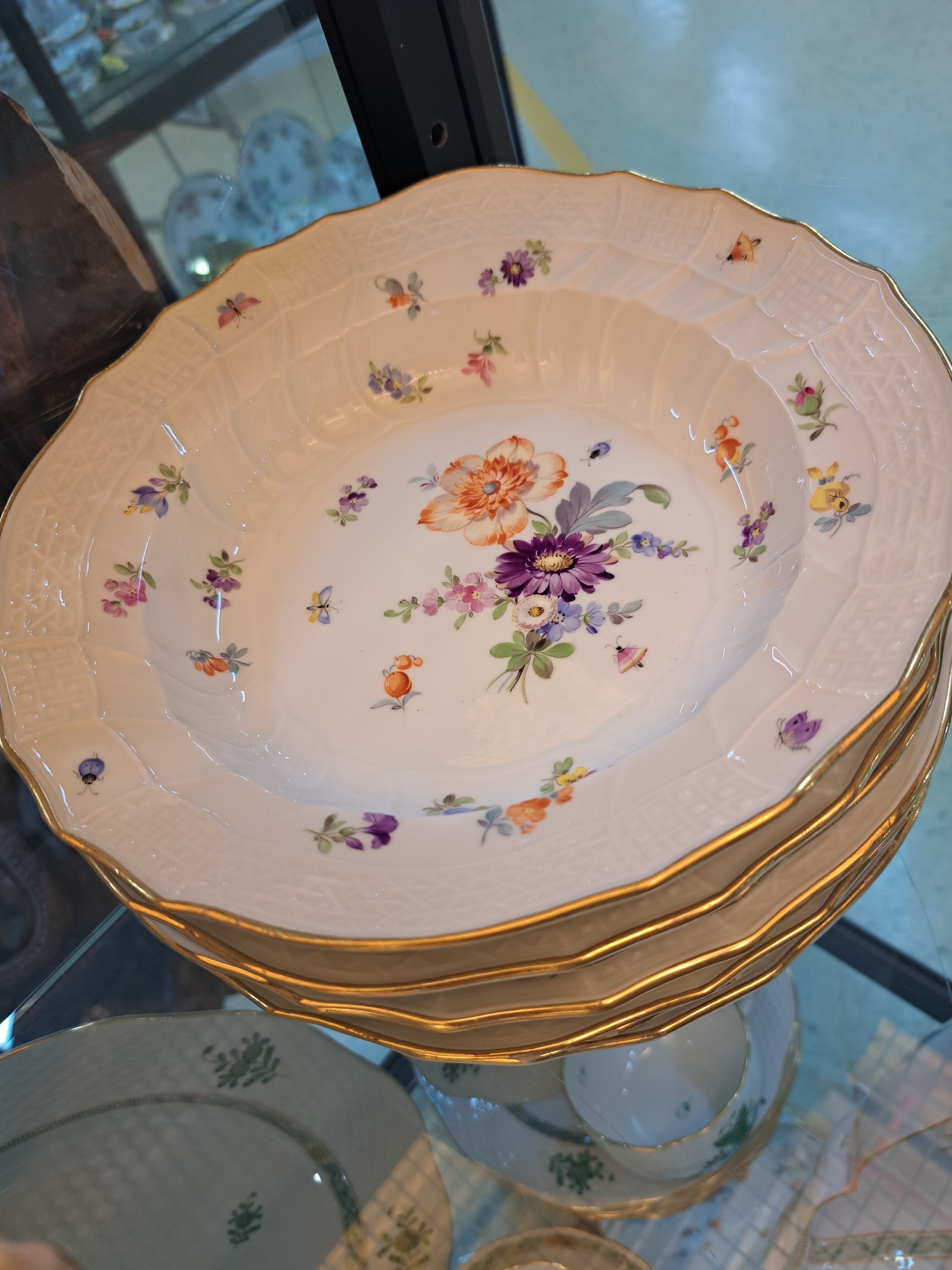 Detail b: Tafelservice, Meissen, Neubrandenstein, Blumenbukett mit Insekten, Knaufschwerter bis 1930er Jahre, komplett für 6 Personen, Deckelschüssel mit ...