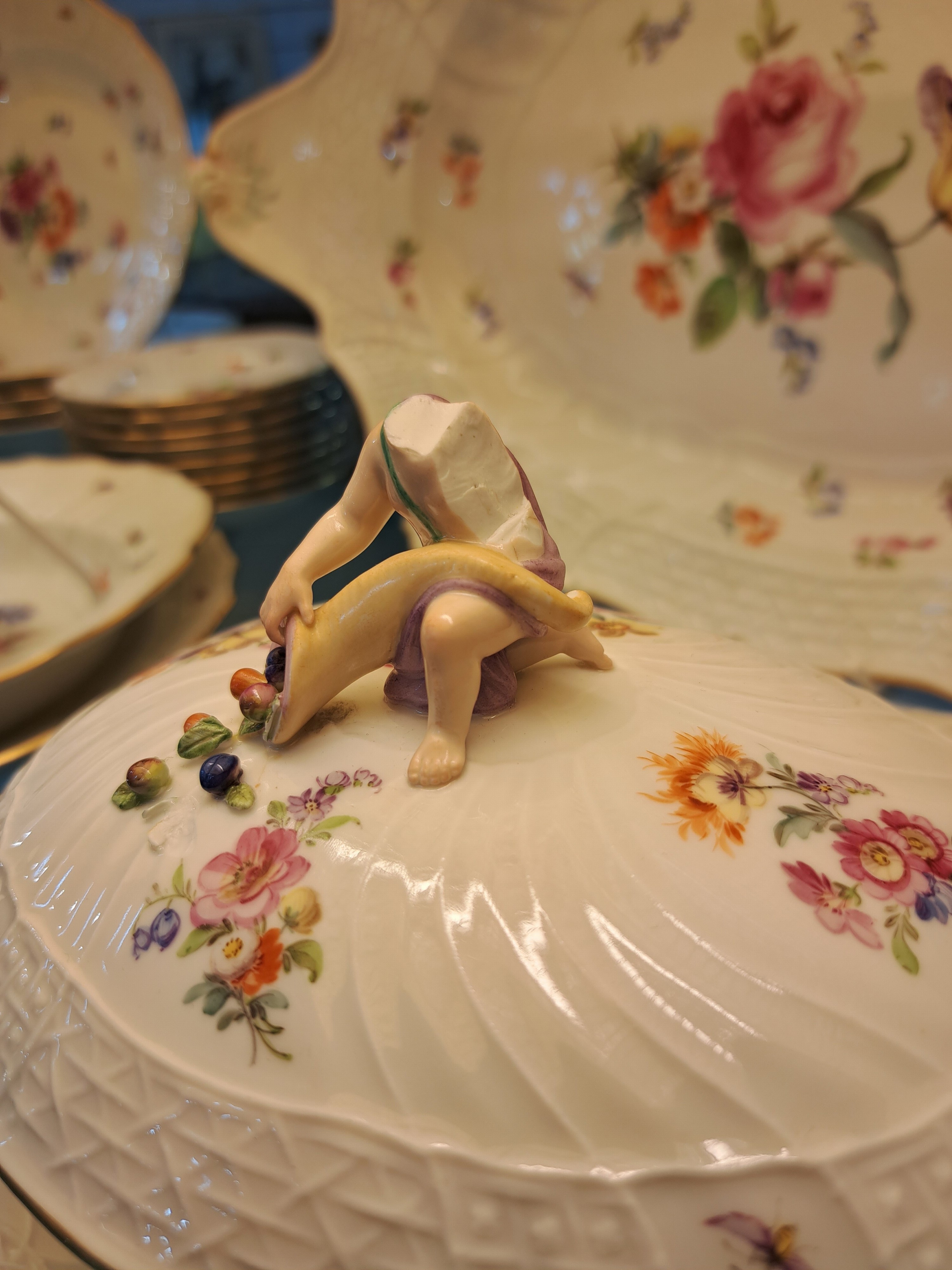 Detail c: Tafelservice, Meissen, Neubrandenstein, Blumenbukett mit Insekten, Knaufschwerter bis 1930er Jahre, komplett für 6 Personen, Deckelschüssel mit ...