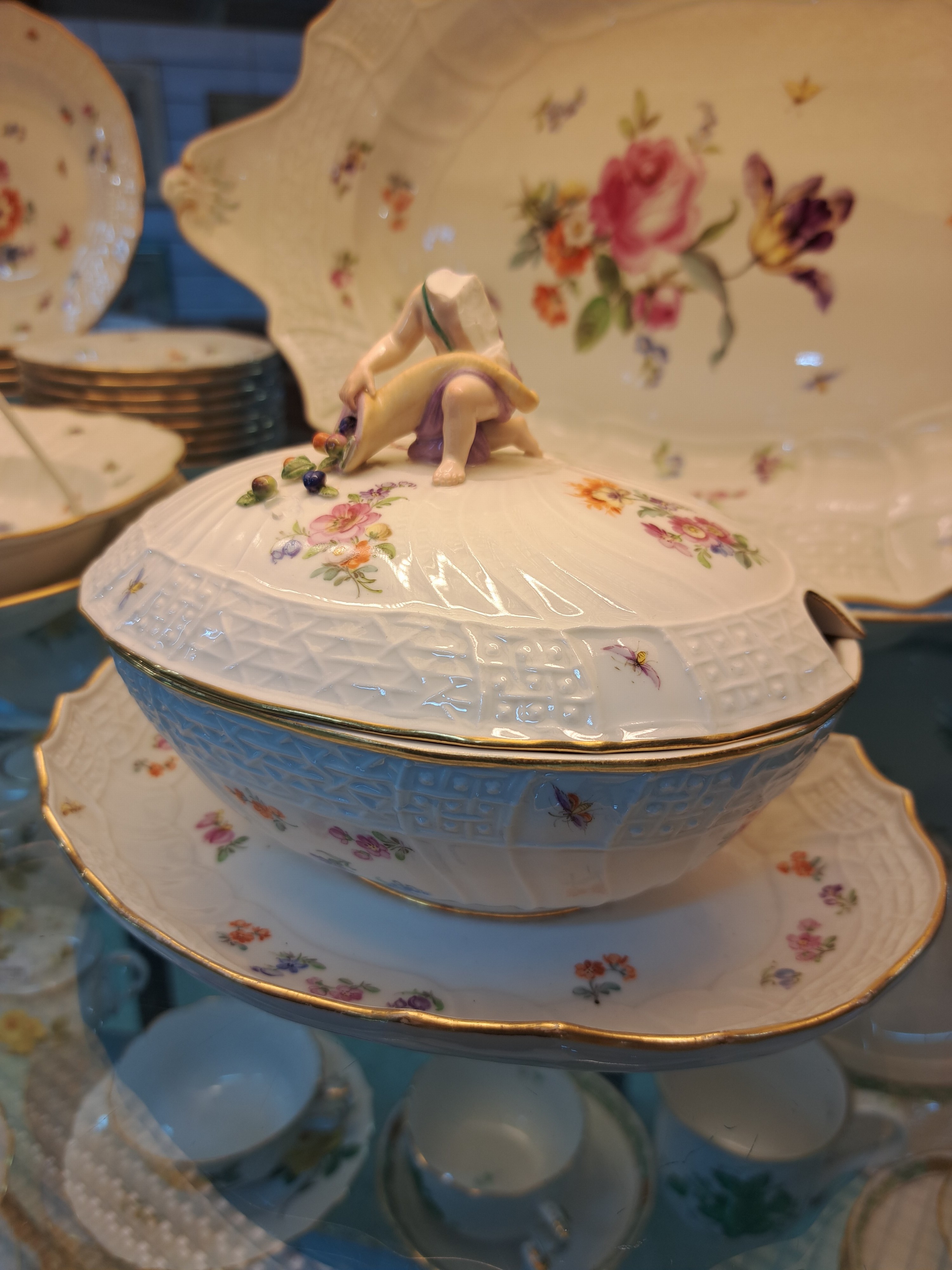 Detail d: Tafelservice, Meissen, Neubrandenstein, Blumenbukett mit Insekten, Knaufschwerter bis 1930er Jahre, komplett für 6 Personen, Deckelschüssel mit ...