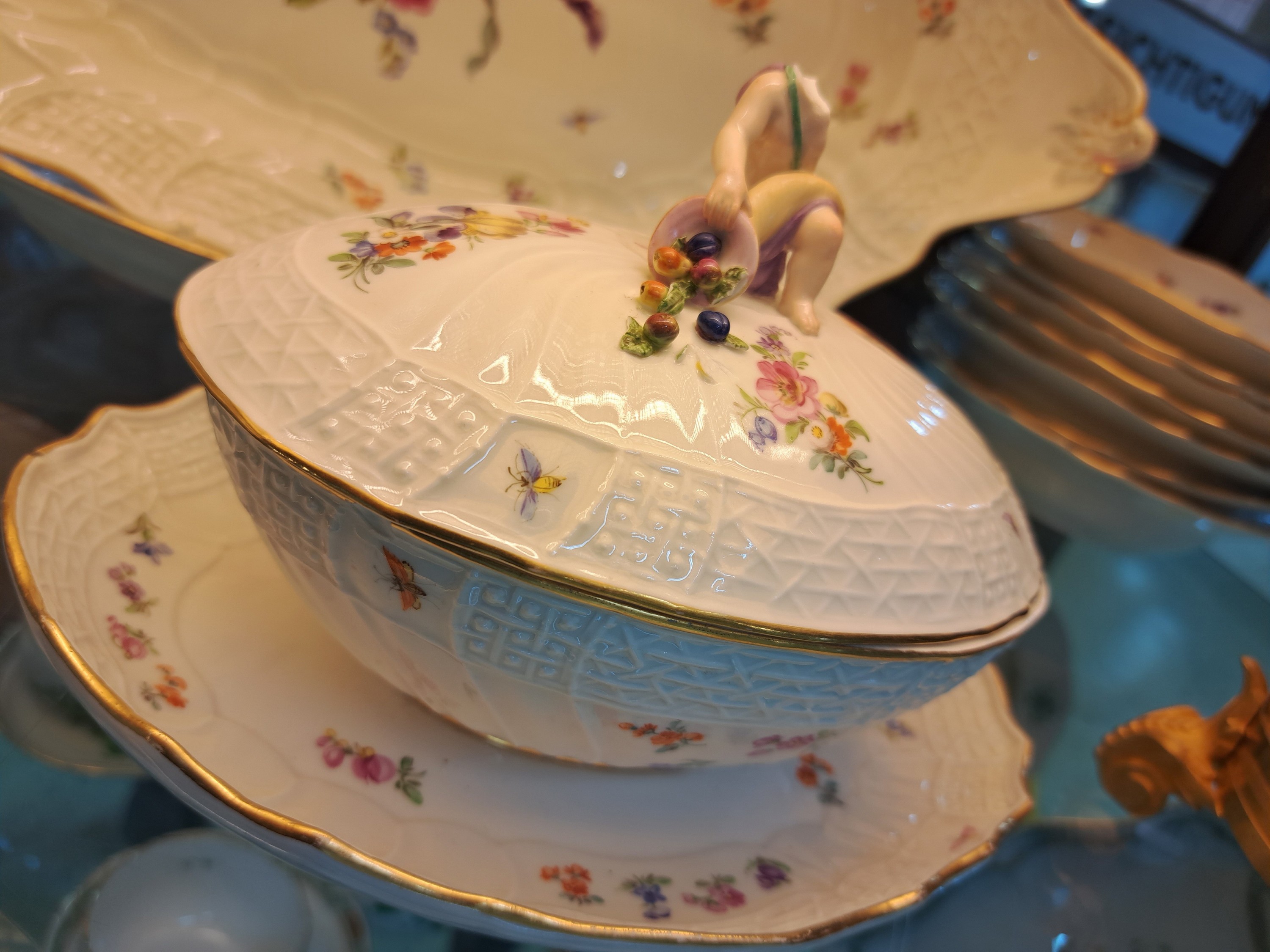 Detail e: Tafelservice, Meissen, Neubrandenstein, Blumenbukett mit Insekten, Knaufschwerter bis 1930er Jahre, komplett für 6 Personen, Deckelschüssel mit ...