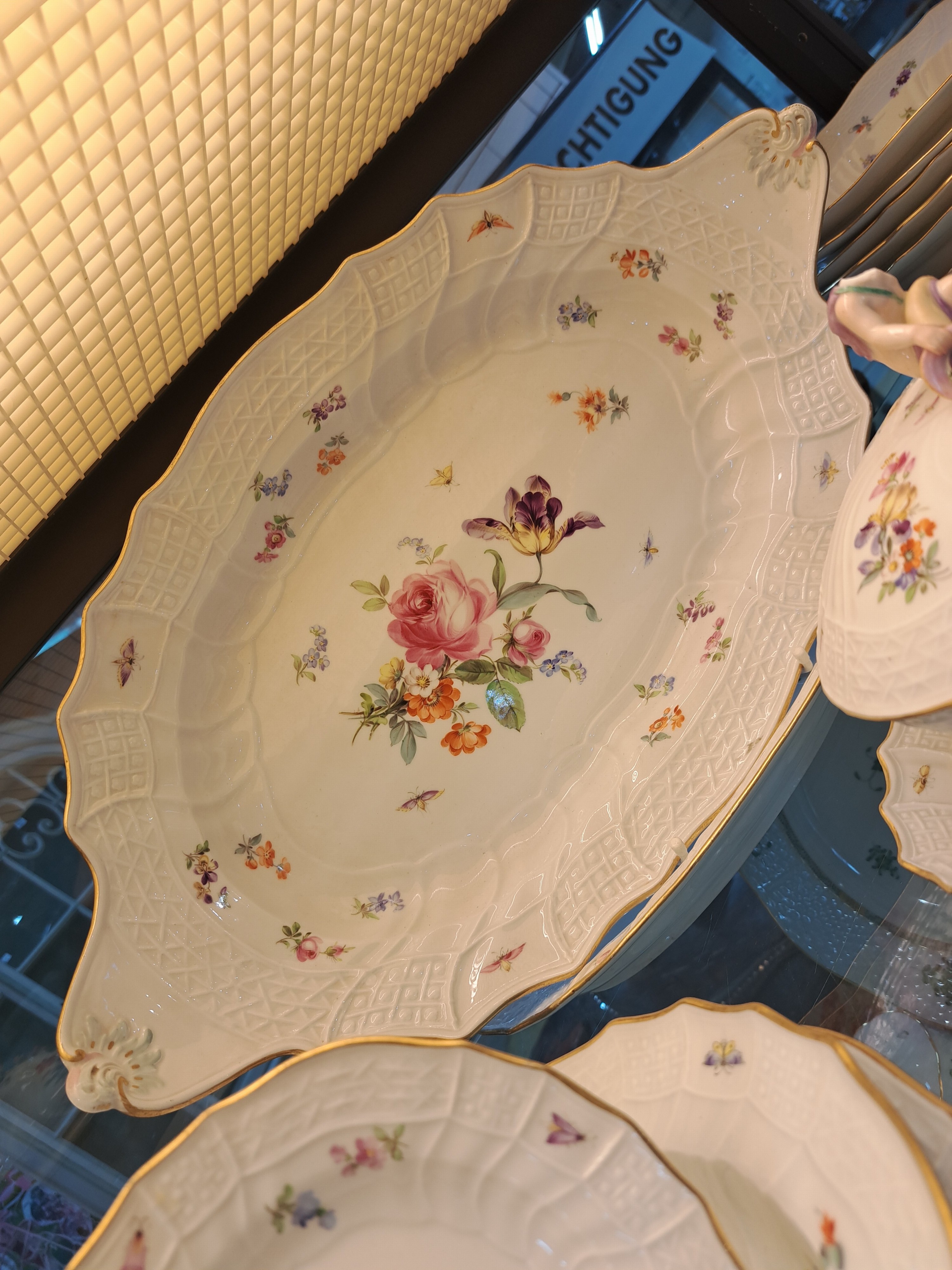 Detail f: Tafelservice, Meissen, Neubrandenstein, Blumenbukett mit Insekten, Knaufschwerter bis 1930er Jahre, komplett für 6 Personen, Deckelschüssel mit ...