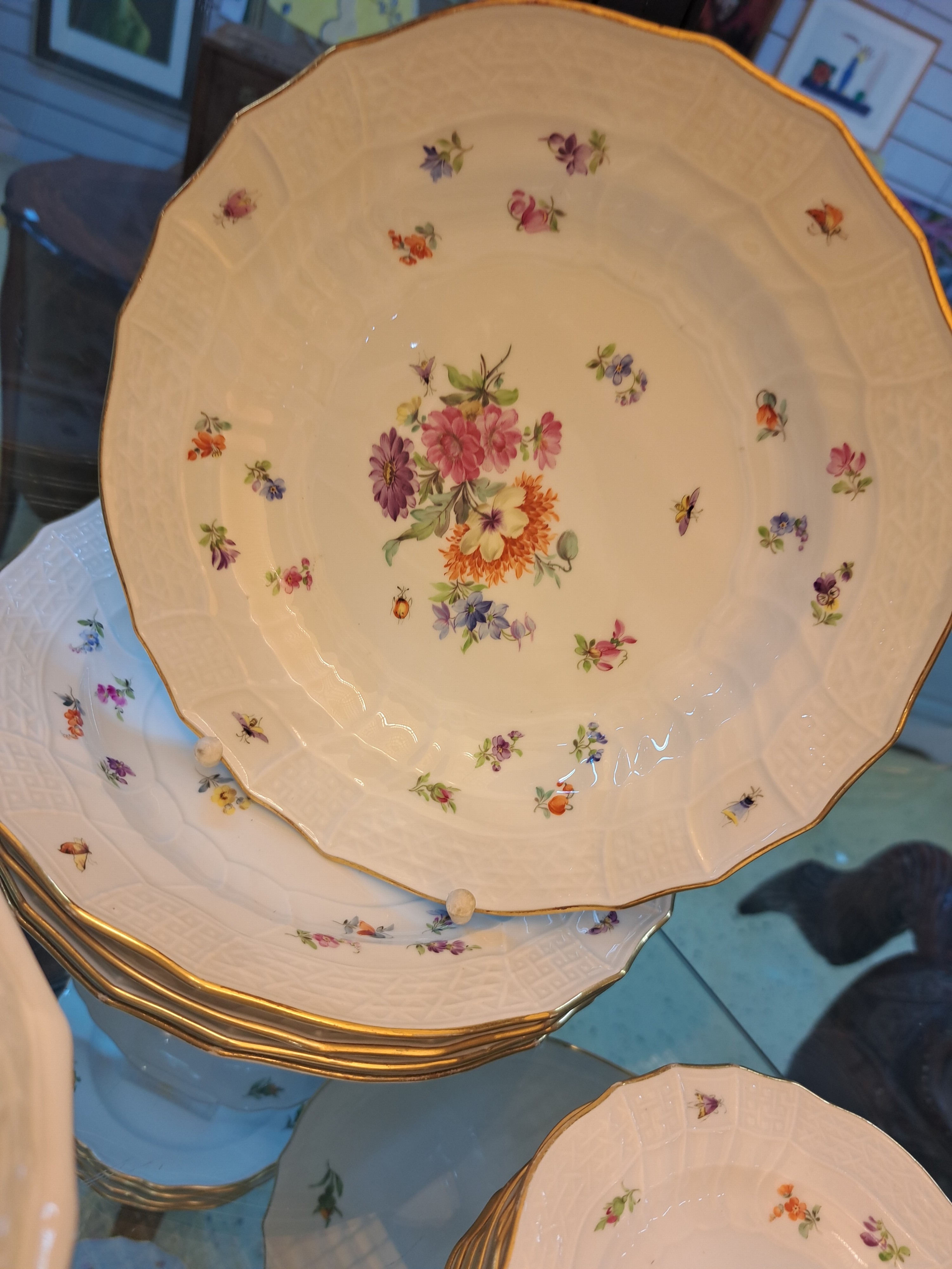 Detail g: Tafelservice, Meissen, Neubrandenstein, Blumenbukett mit Insekten, Knaufschwerter bis 1930er Jahre, komplett für 6 Personen, Deckelschüssel mit ...
