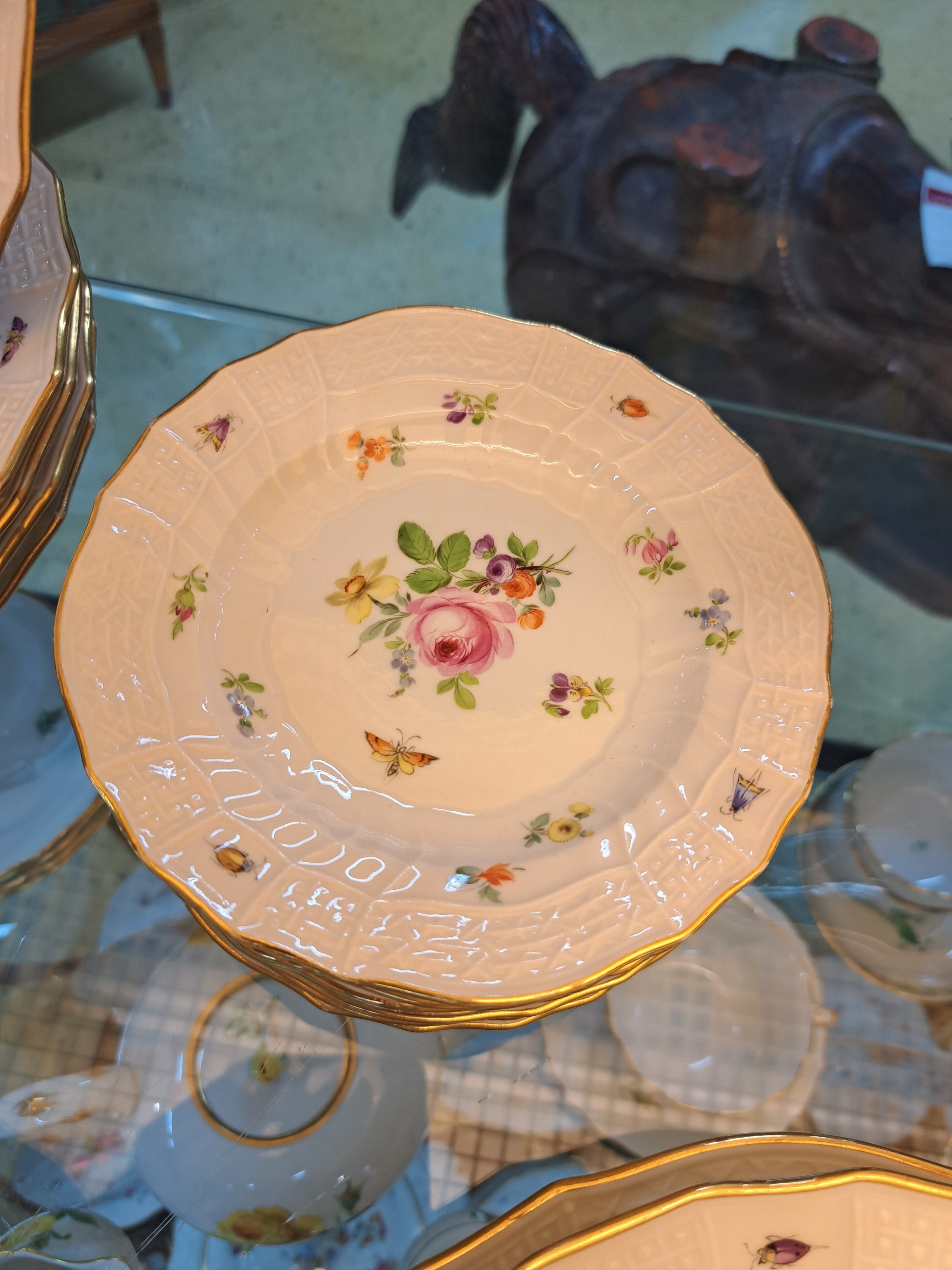 Detail h: Tafelservice, Meissen, Neubrandenstein, Blumenbukett mit Insekten, Knaufschwerter bis 1930er Jahre, komplett für 6 Personen, Deckelschüssel mit ...
