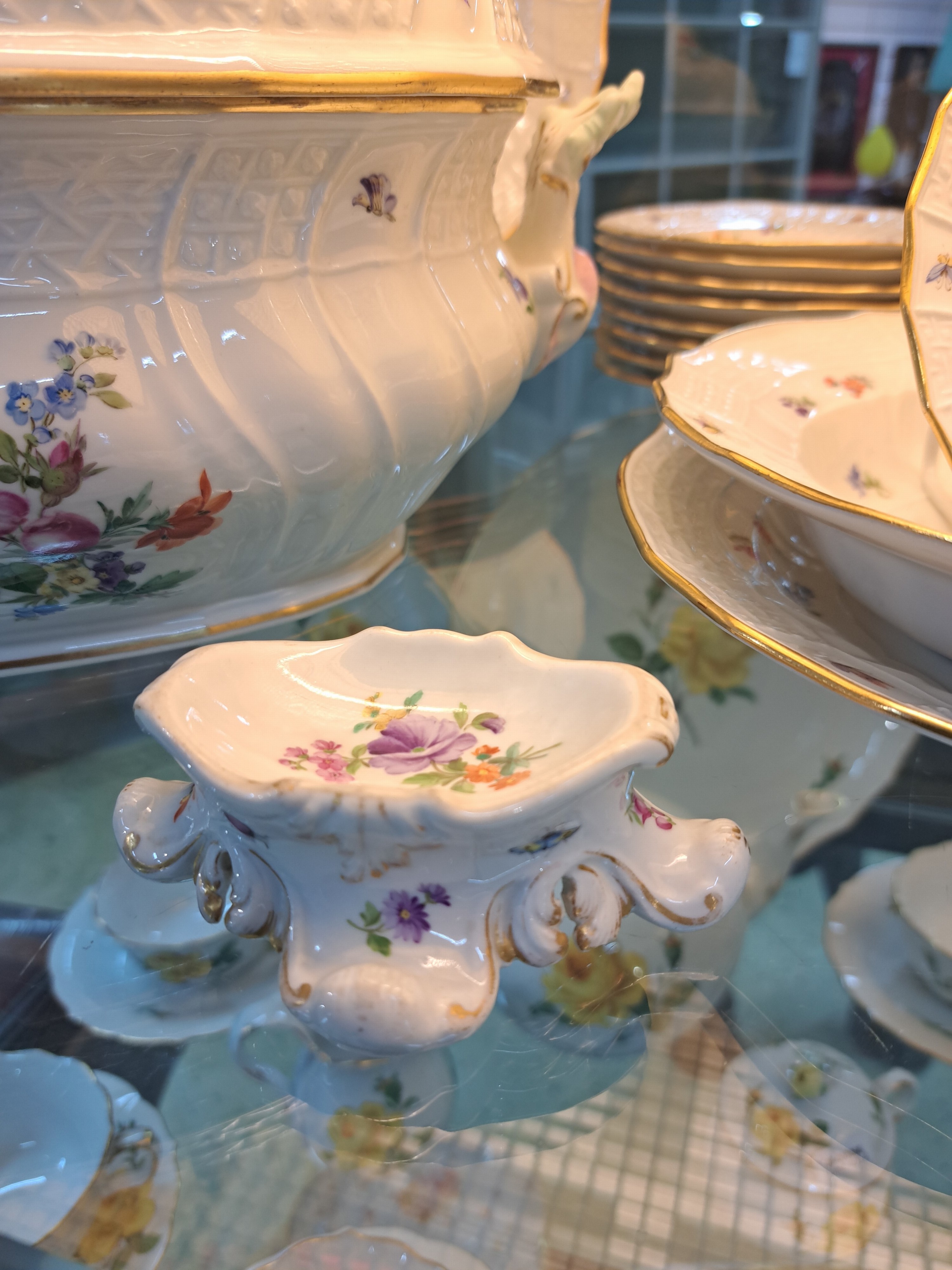 Detail i: Tafelservice, Meissen, Neubrandenstein, Blumenbukett mit Insekten, Knaufschwerter bis 1930er Jahre, komplett für 6 Personen, Deckelschüssel mit ...