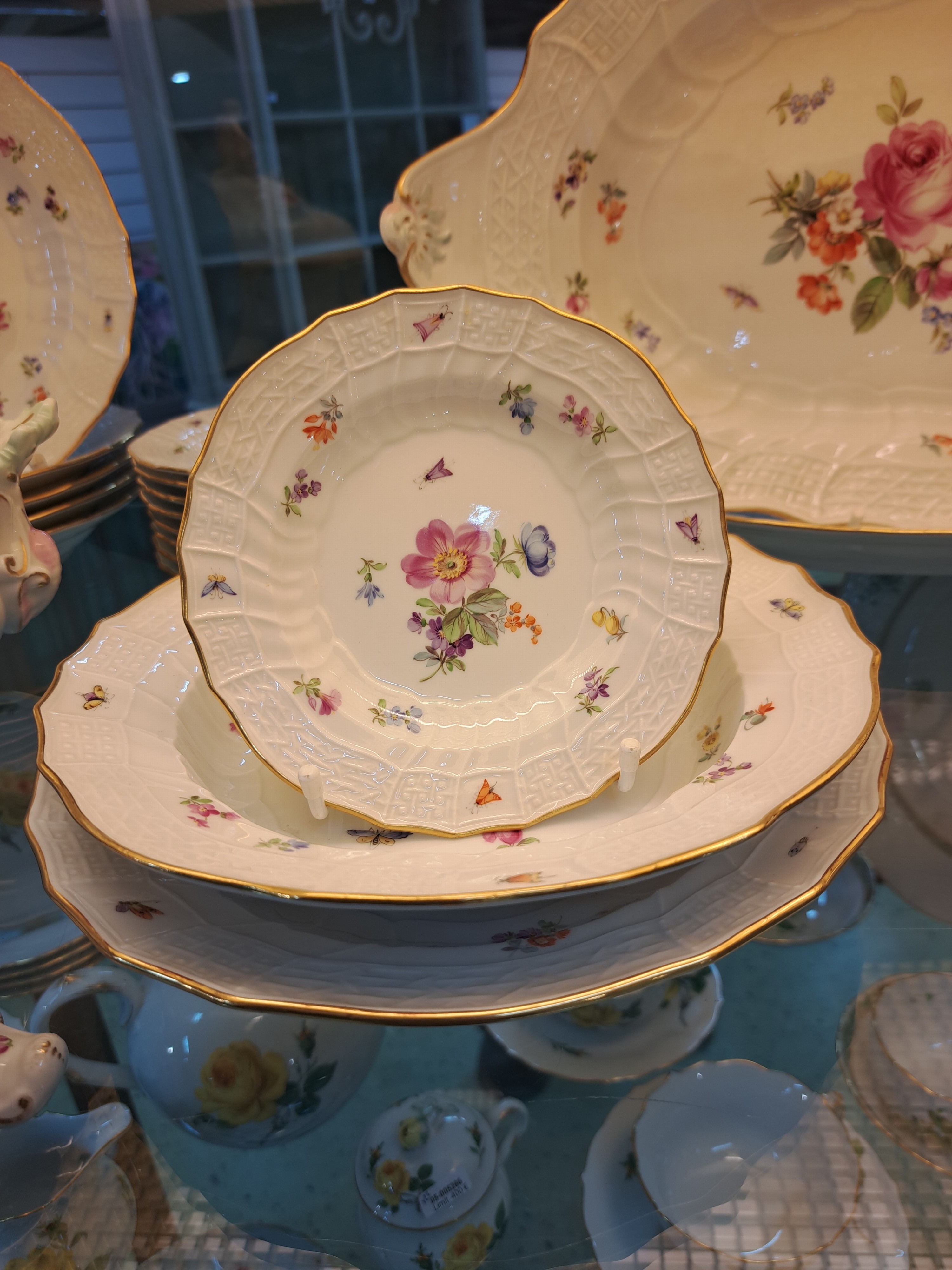Detail j: Tafelservice, Meissen, Neubrandenstein, Blumenbukett mit Insekten, Knaufschwerter bis 1930er Jahre, komplett für 6 Personen, Deckelschüssel mit ...
