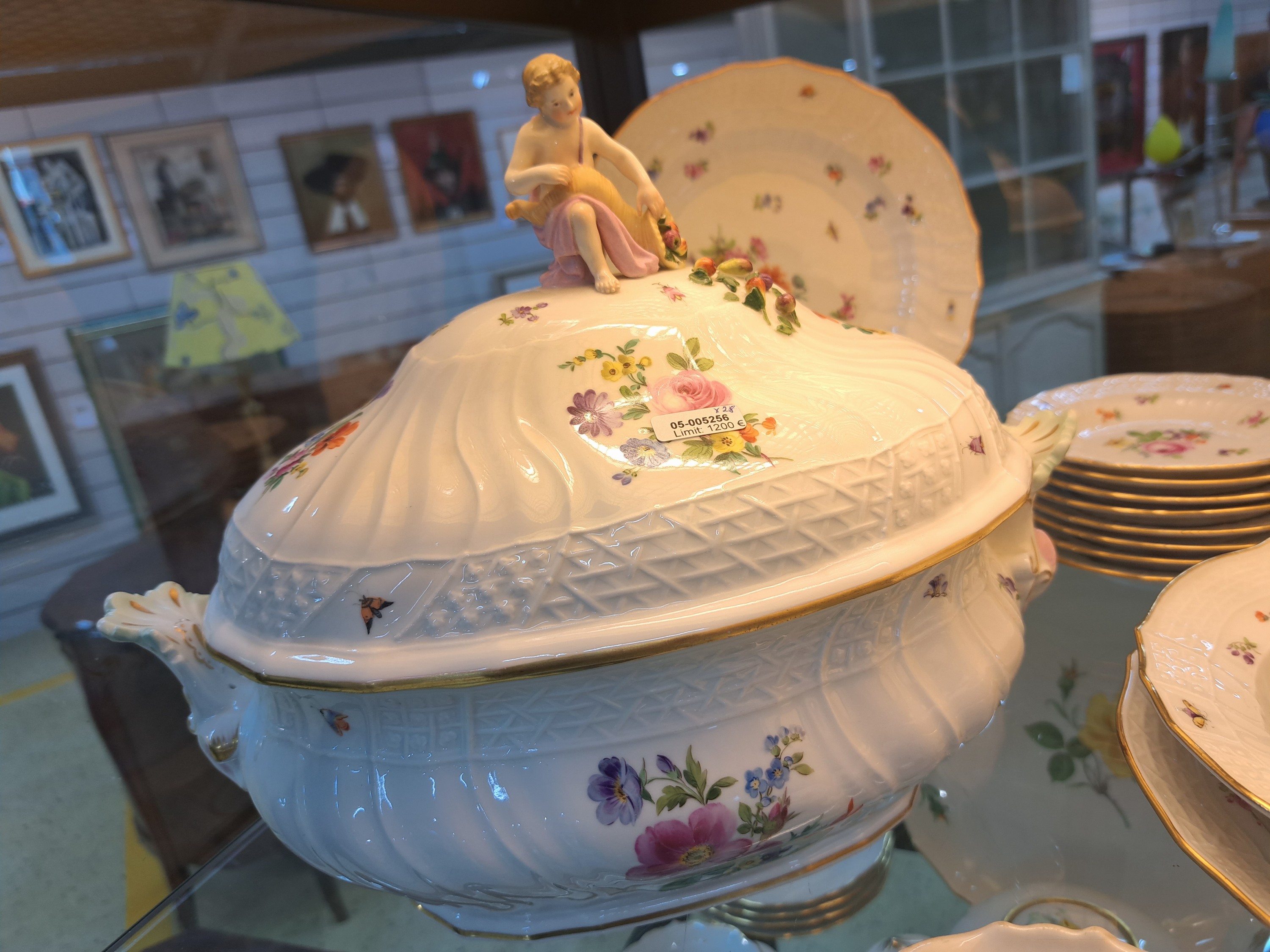Detail k: Tafelservice, Meissen, Neubrandenstein, Blumenbukett mit Insekten, Knaufschwerter bis 1930er Jahre, komplett für 6 Personen, Deckelschüssel mit ...