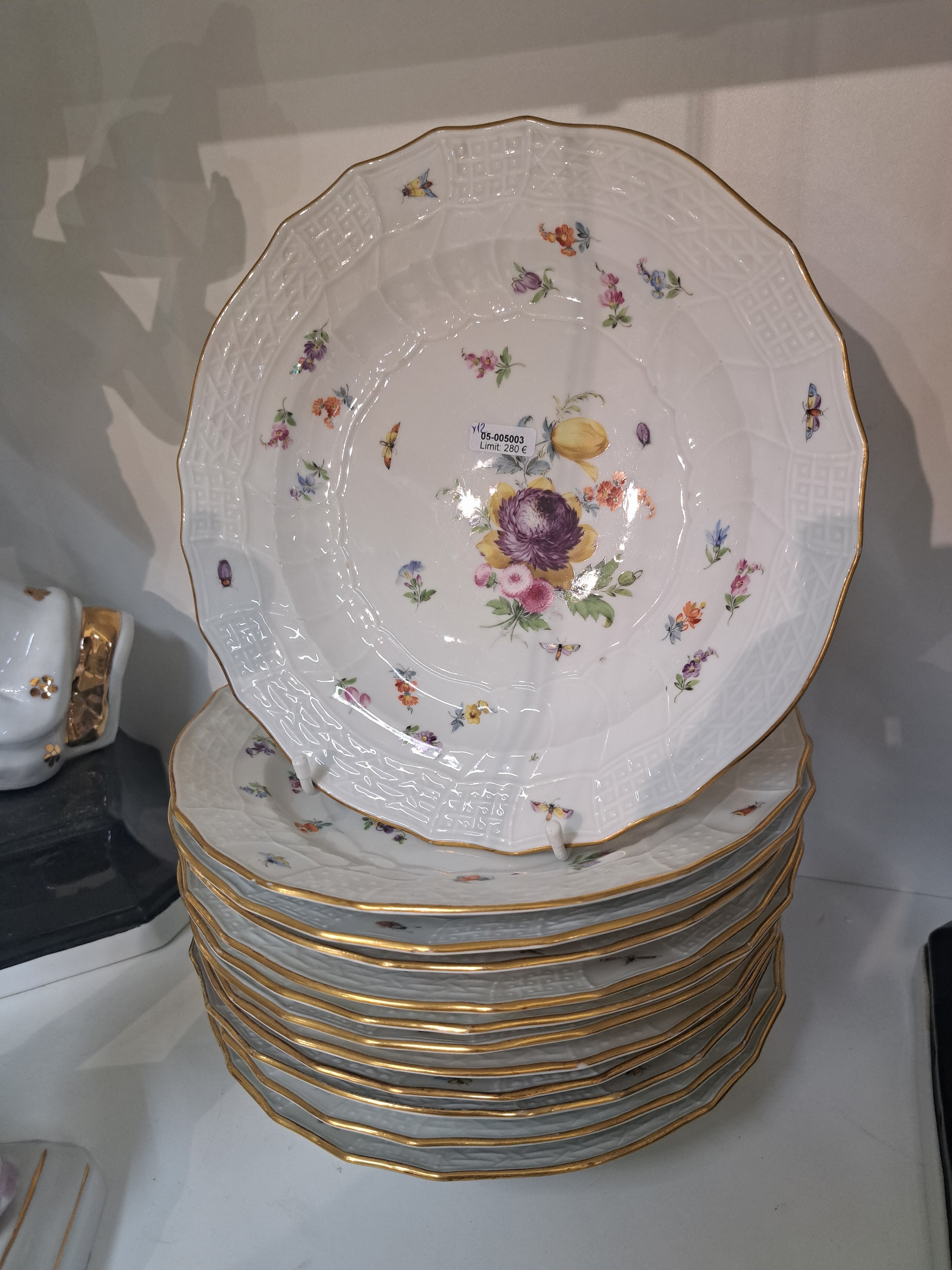 Detail a: 11 Menueteller, Meissen, Neubrandenstein, überwiegend Knaufzeit, 1. Wahl, Porzellan, Blumenbukett mit Insekten, meist Knaufschwerter, altersbedingt ...