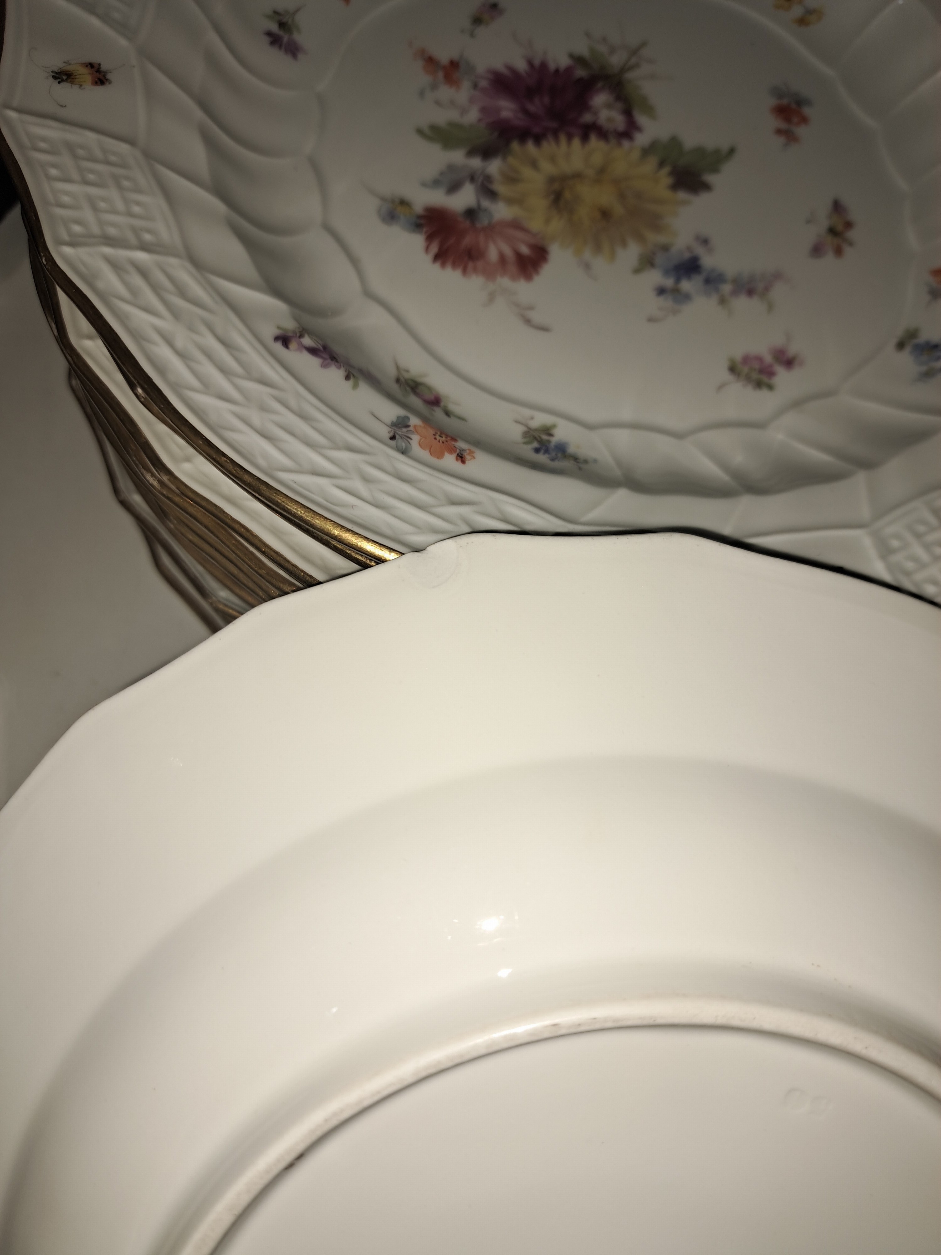 Detail c: 11 Menueteller, Meissen, Neubrandenstein, überwiegend Knaufzeit, 1. Wahl, Porzellan, Blumenbukett mit Insekten, meist Knaufschwerter, altersbedingt ...