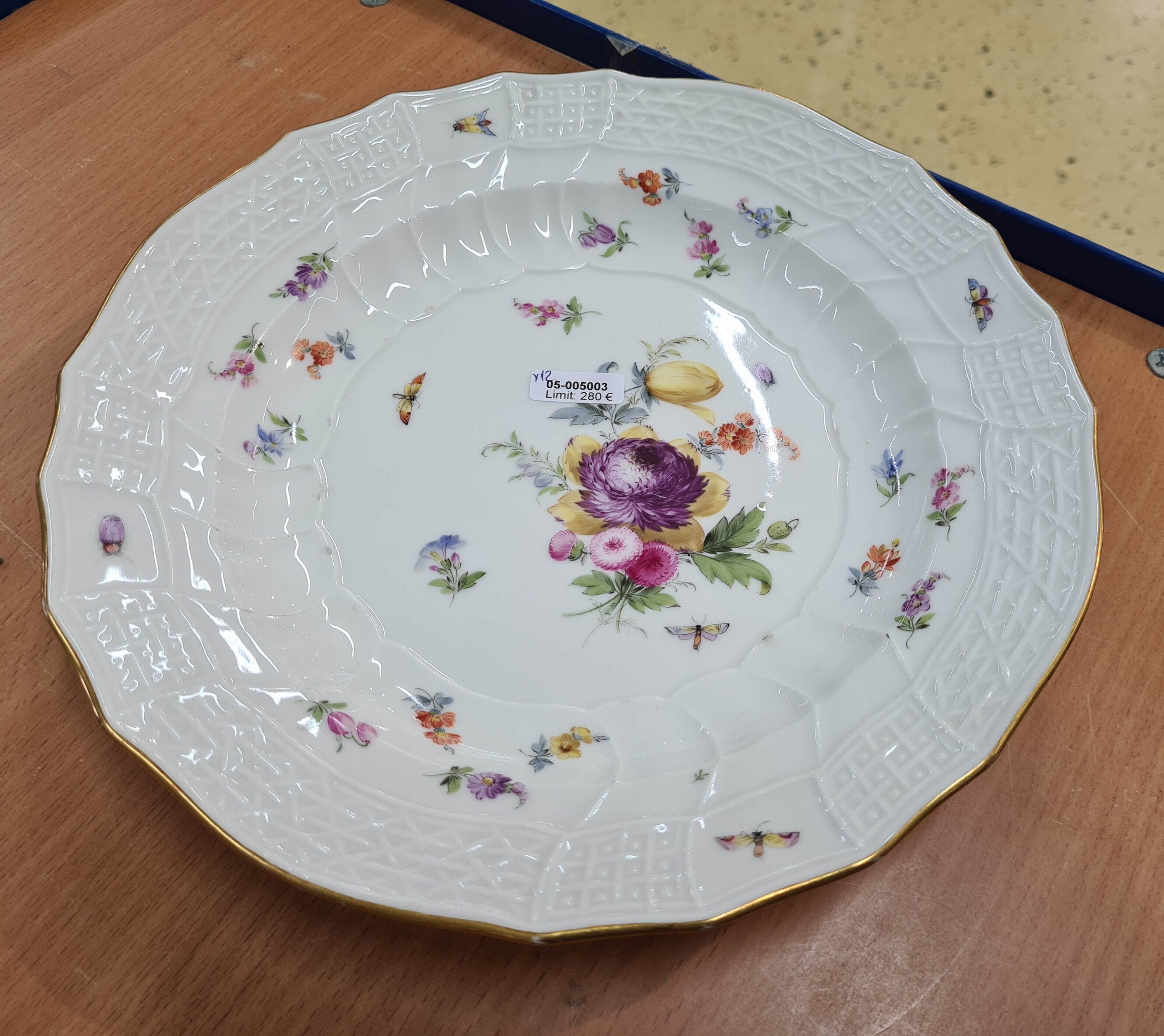 Detail d: 11 Menueteller, Meissen, Neubrandenstein, überwiegend Knaufzeit, 1. Wahl, Porzellan, Blumenbukett mit Insekten, meist Knaufschwerter, altersbedingt ...