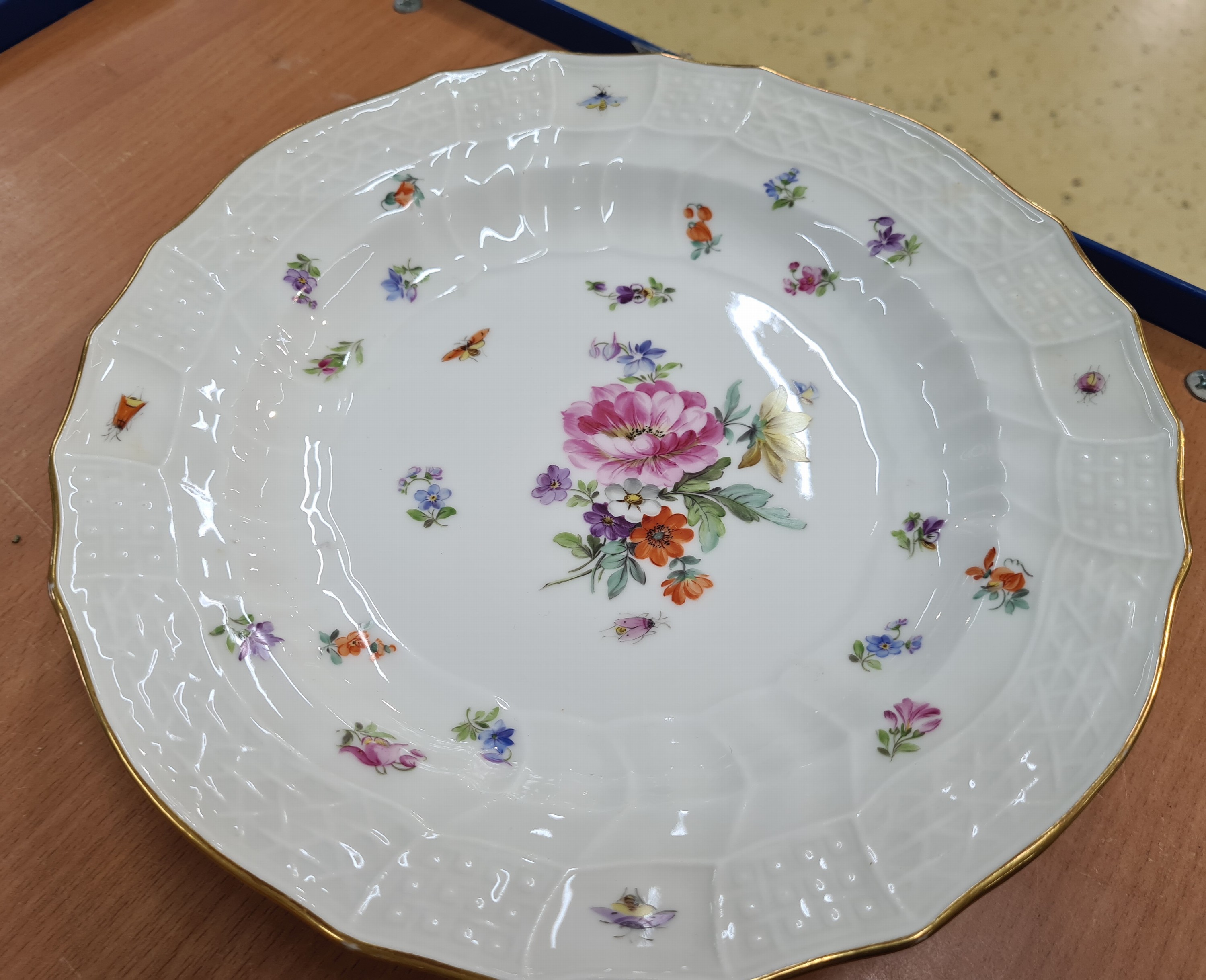 Detail e: 11 Menueteller, Meissen, Neubrandenstein, überwiegend Knaufzeit, 1. Wahl, Porzellan, Blumenbukett mit Insekten, meist Knaufschwerter, altersbedingt ...