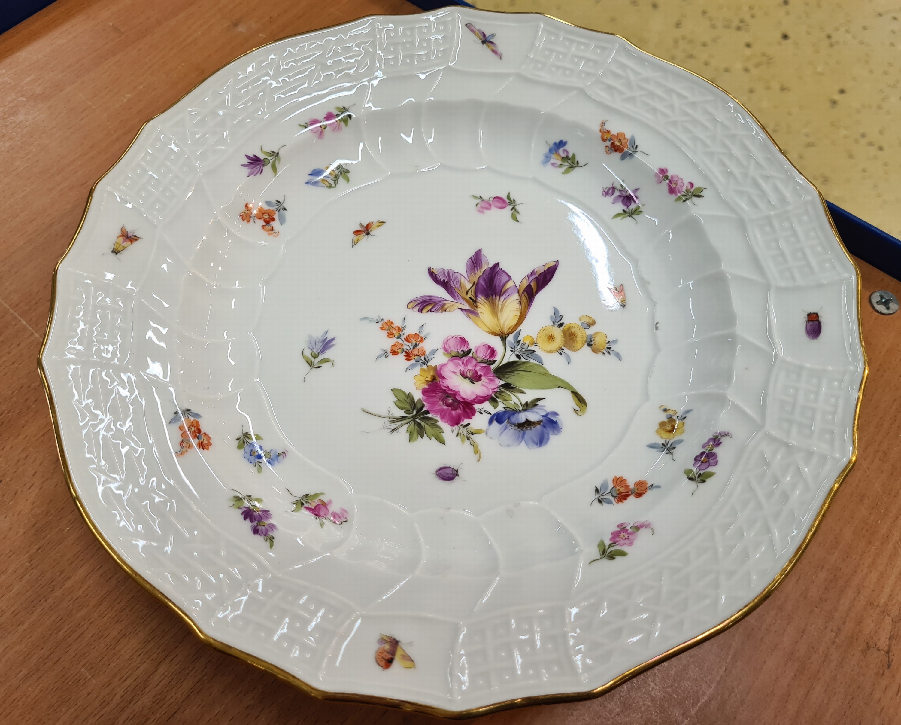 Detail f: 11 Menueteller, Meissen, Neubrandenstein, überwiegend Knaufzeit, 1. Wahl, Porzellan, Blumenbukett mit Insekten, meist Knaufschwerter, altersbedingt ...