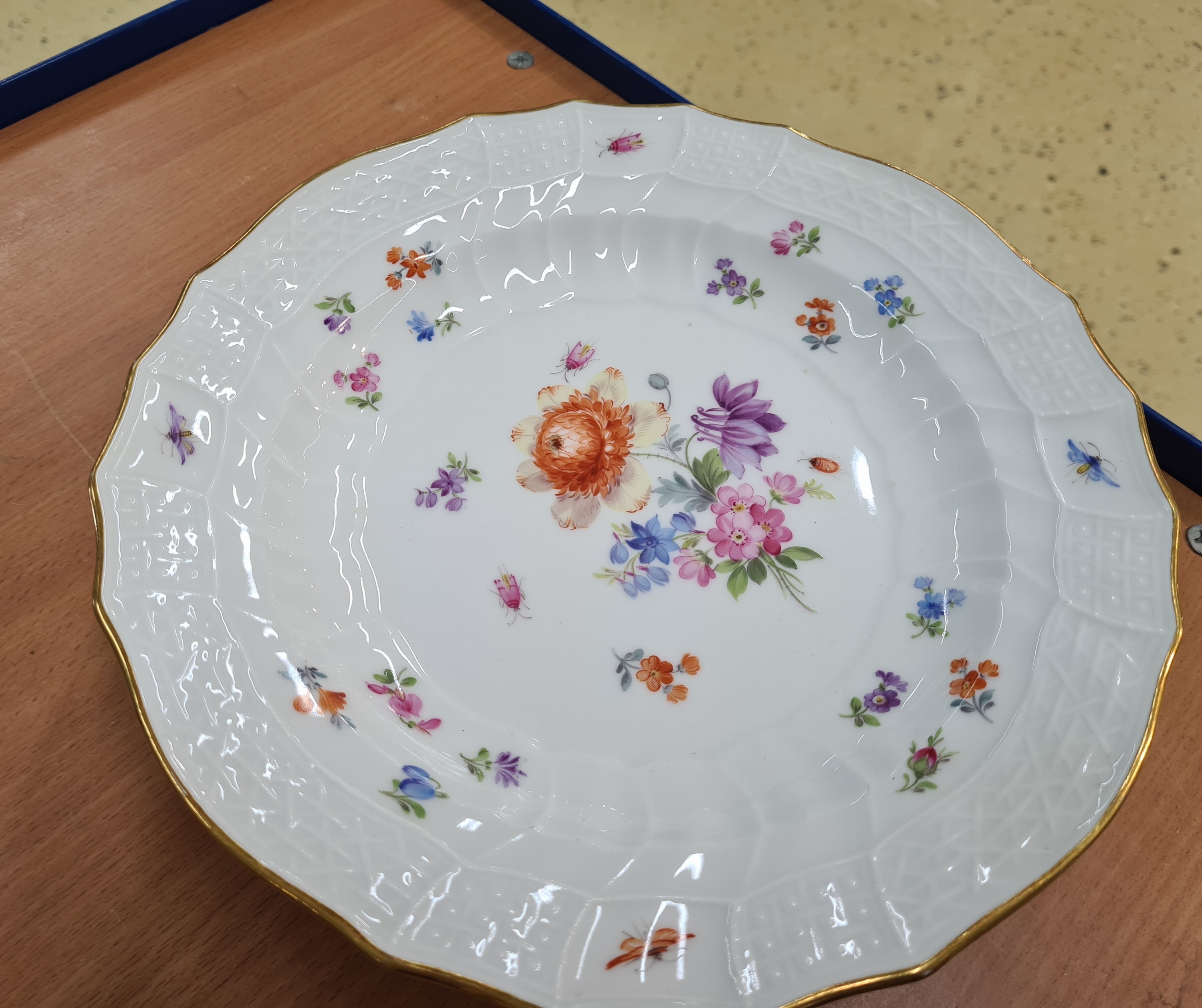 Detail g: 11 Menueteller, Meissen, Neubrandenstein, überwiegend Knaufzeit, 1. Wahl, Porzellan, Blumenbukett mit Insekten, meist Knaufschwerter, altersbedingt ...