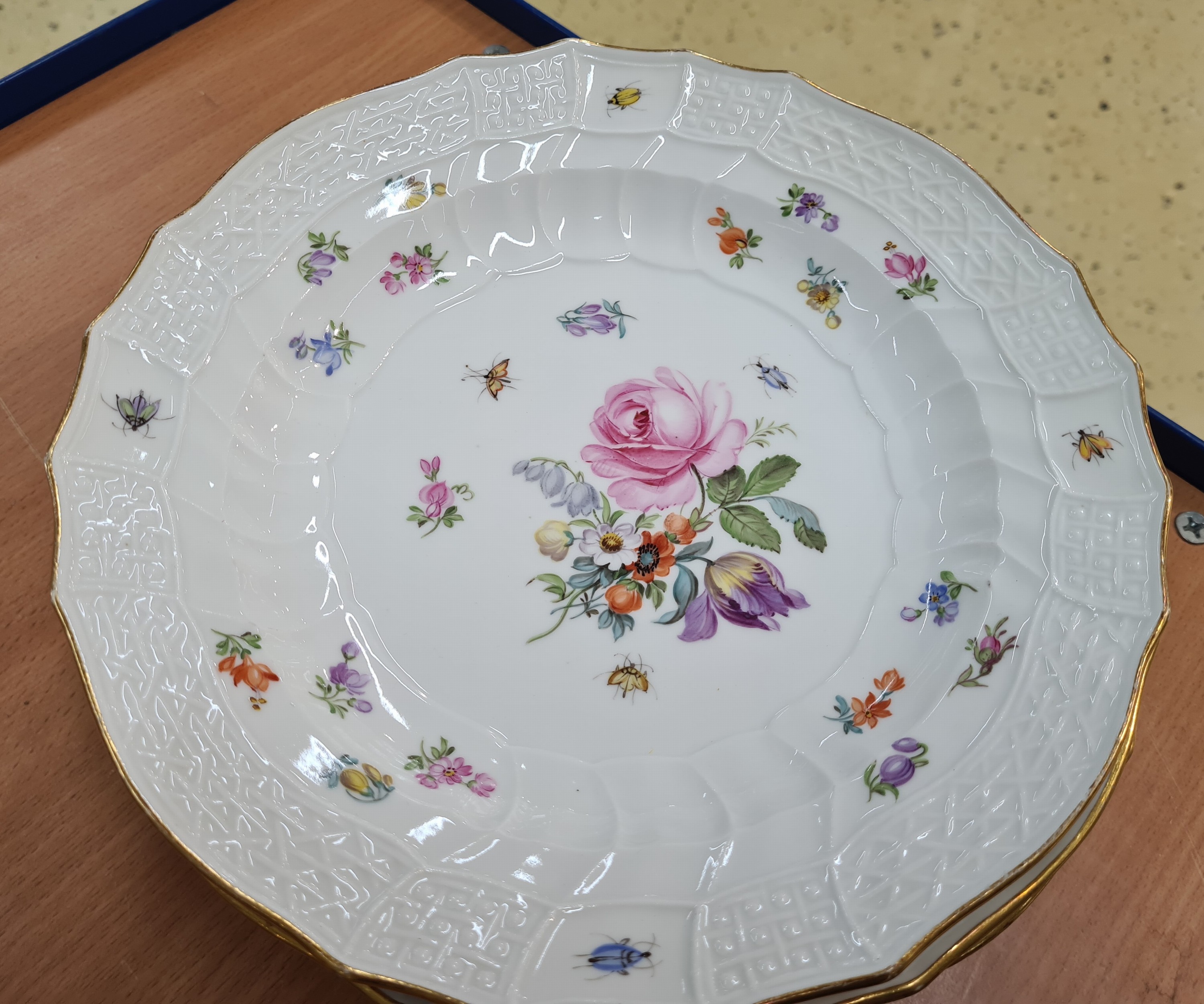 Detail h: 11 Menueteller, Meissen, Neubrandenstein, überwiegend Knaufzeit, 1. Wahl, Porzellan, Blumenbukett mit Insekten, meist Knaufschwerter, altersbedingt ...