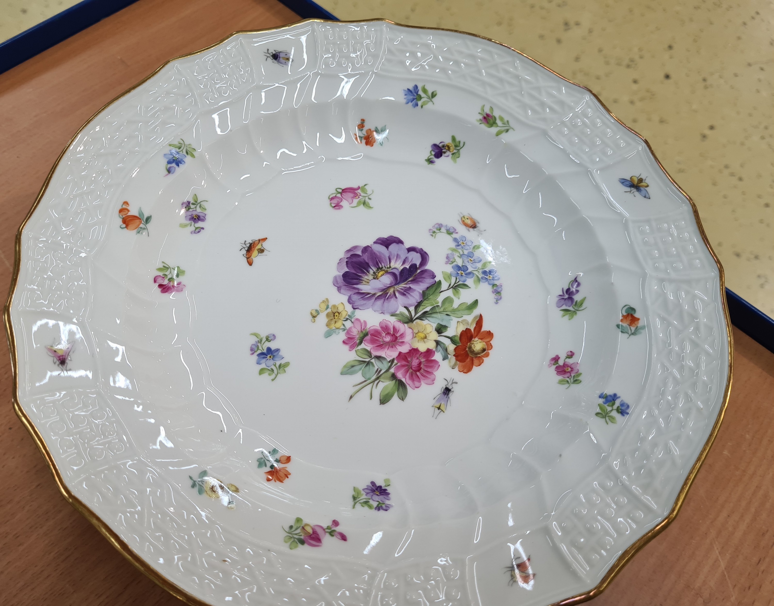 Detail i: 11 Menueteller, Meissen, Neubrandenstein, überwiegend Knaufzeit, 1. Wahl, Porzellan, Blumenbukett mit Insekten, meist Knaufschwerter, altersbedingt ...