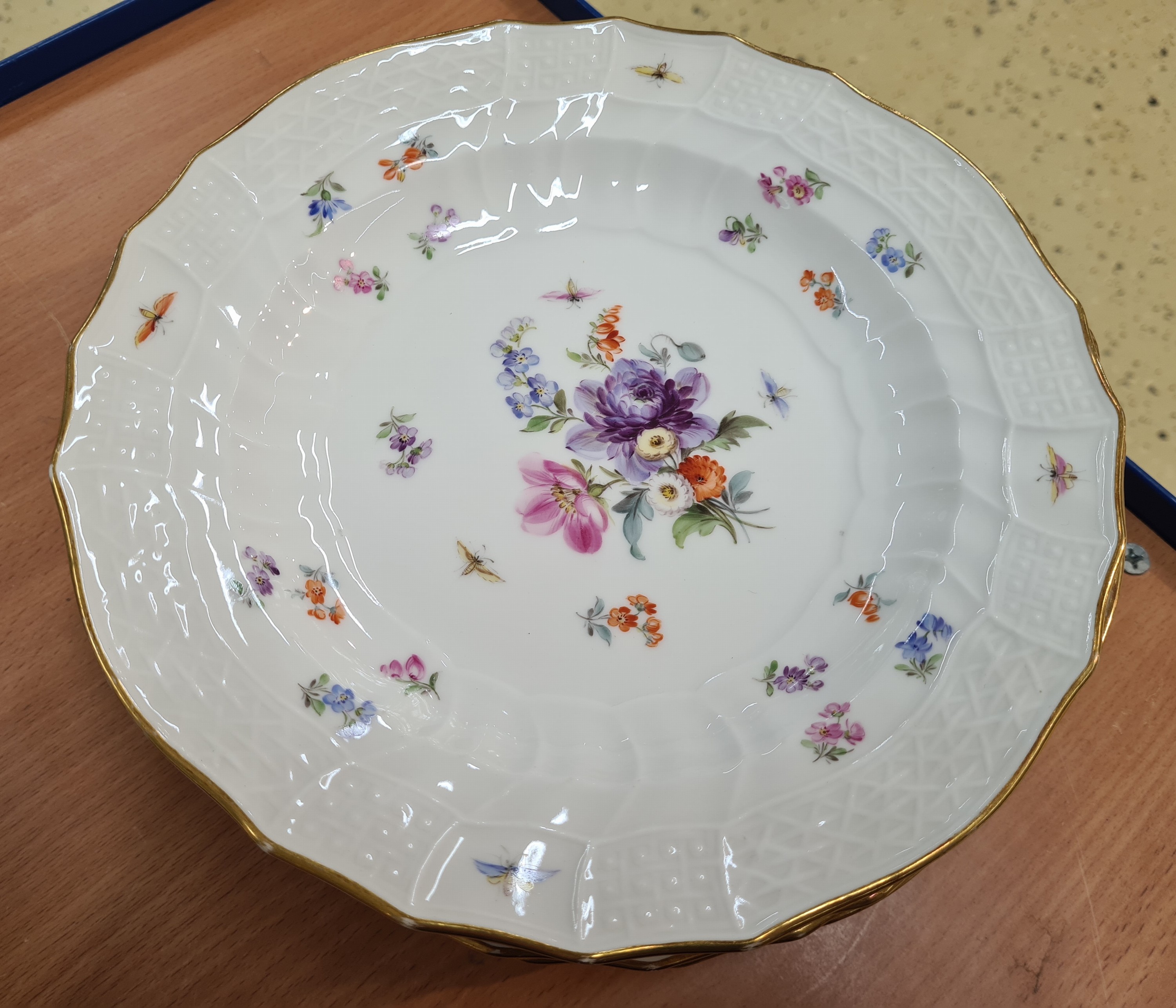 Detail j: 11 Menueteller, Meissen, Neubrandenstein, überwiegend Knaufzeit, 1. Wahl, Porzellan, Blumenbukett mit Insekten, meist Knaufschwerter, altersbedingt ...