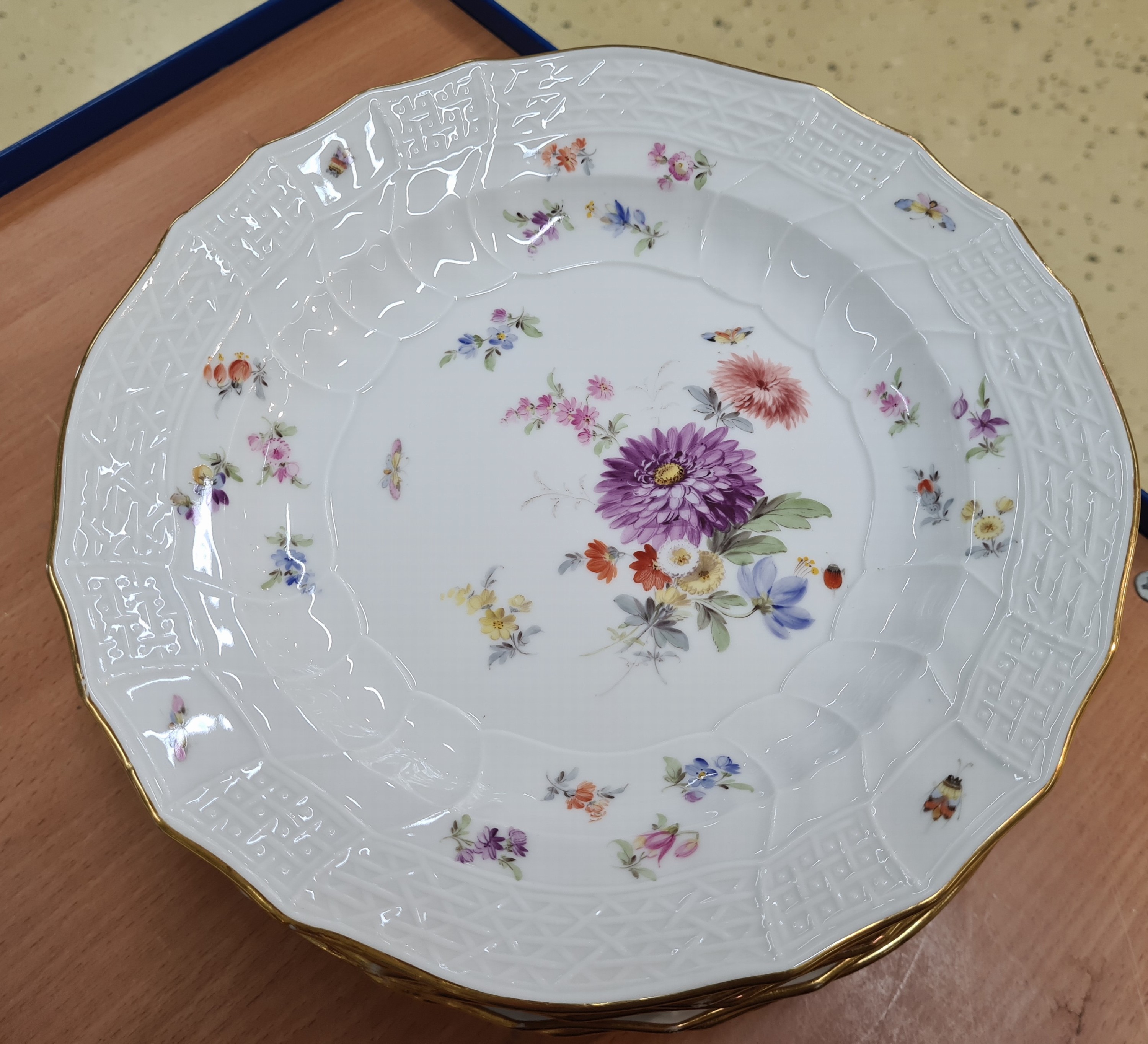Detail k: 11 Menueteller, Meissen, Neubrandenstein, überwiegend Knaufzeit, 1. Wahl, Porzellan, Blumenbukett mit Insekten, meist Knaufschwerter, altersbedingt ...