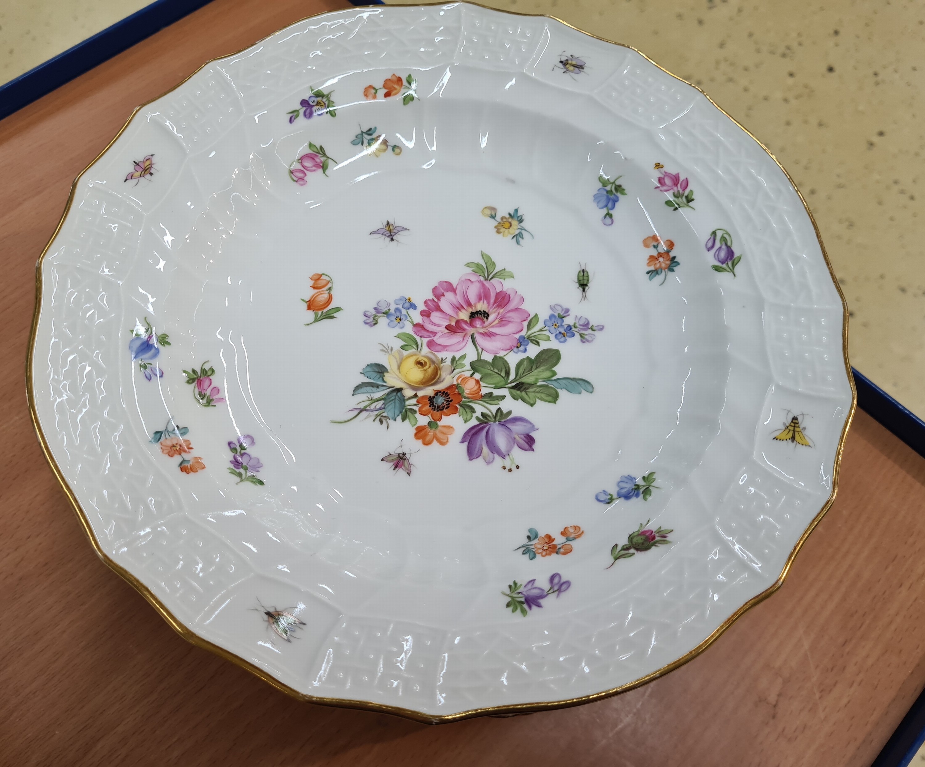 Detail l: 11 Menueteller, Meissen, Neubrandenstein, überwiegend Knaufzeit, 1. Wahl, Porzellan, Blumenbukett mit Insekten, meist Knaufschwerter, altersbedingt ...