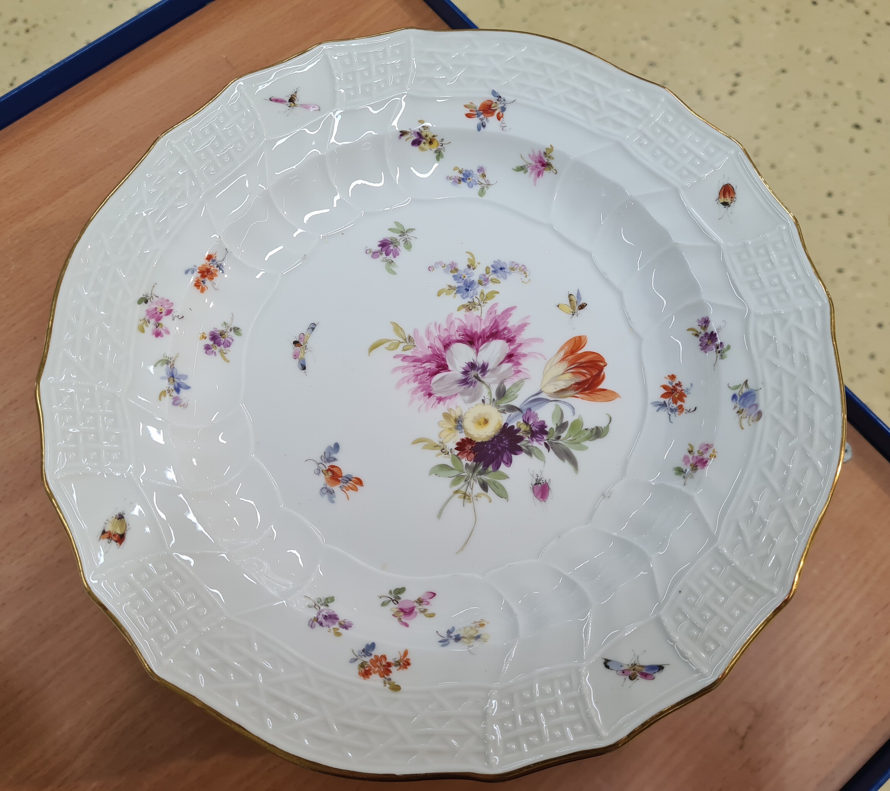 Detail m: 11 Menueteller, Meissen, Neubrandenstein, überwiegend Knaufzeit, 1. Wahl, Porzellan, Blumenbukett mit Insekten, meist Knaufschwerter, altersbedingt ...