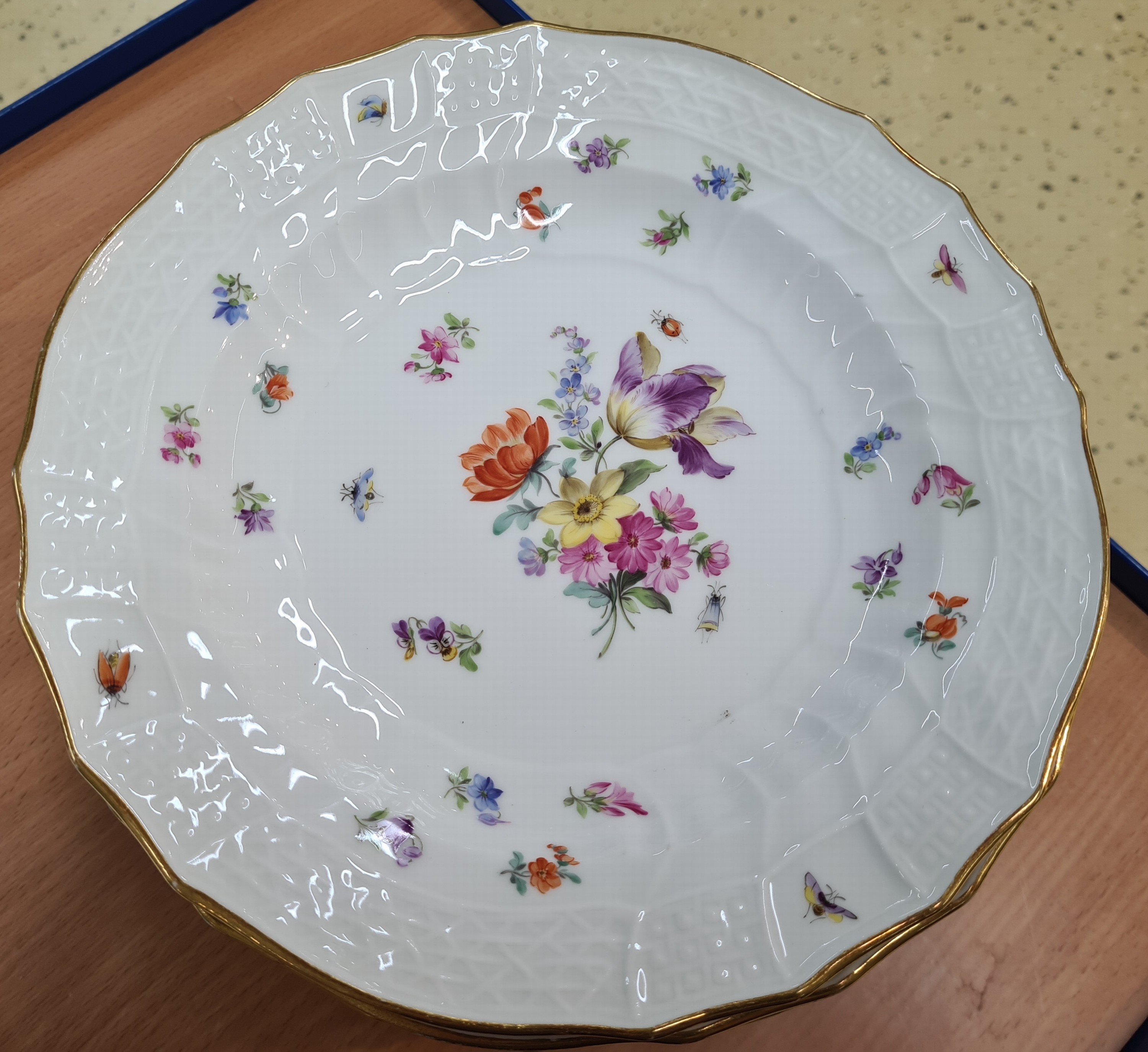 Detail n: 11 Menueteller, Meissen, Neubrandenstein, überwiegend Knaufzeit, 1. Wahl, Porzellan, Blumenbukett mit Insekten, meist Knaufschwerter, altersbedingt ...
