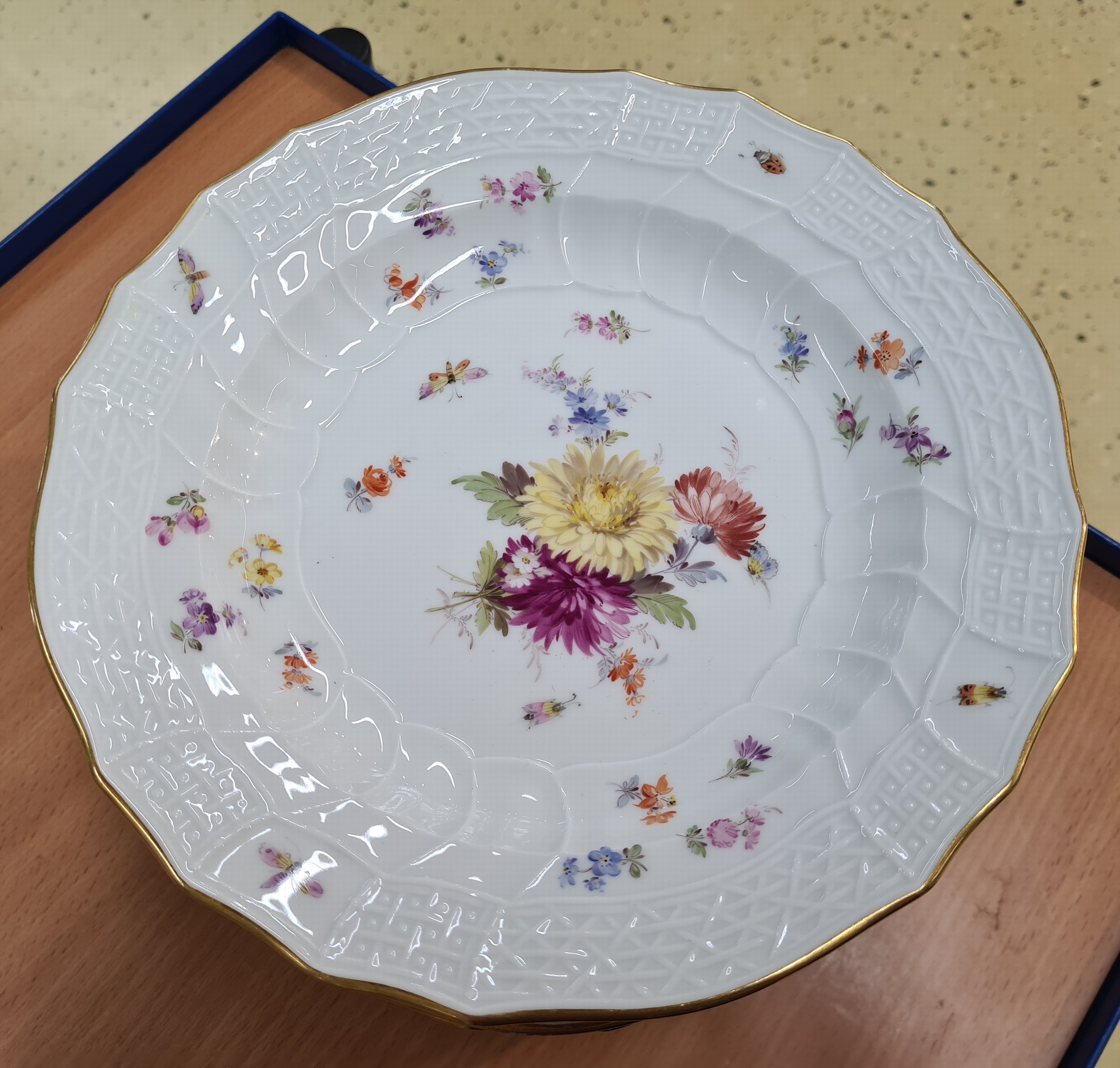Detail o: 11 Menueteller, Meissen, Neubrandenstein, überwiegend Knaufzeit, 1. Wahl, Porzellan, Blumenbukett mit Insekten, meist Knaufschwerter, altersbedingt ...