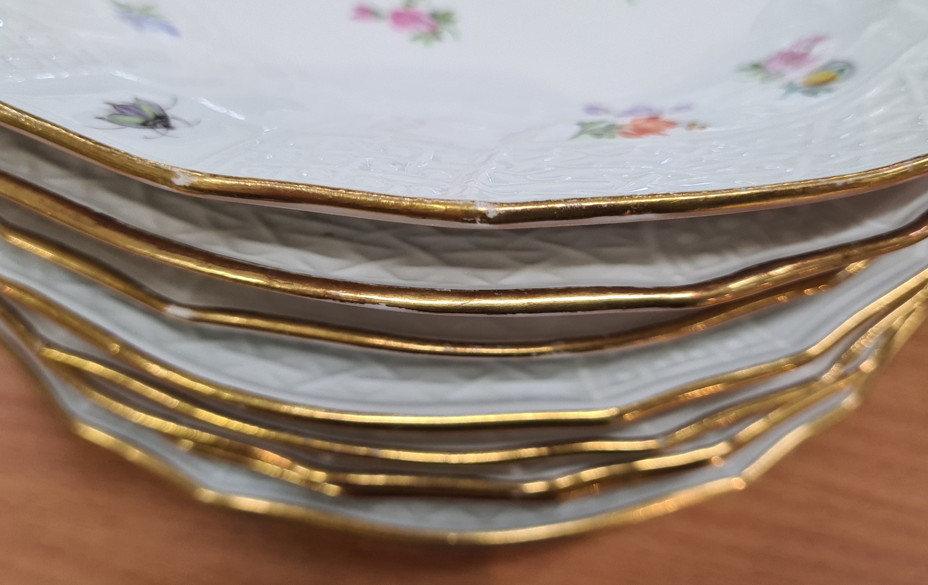 Detail q: 11 Menueteller, Meissen, Neubrandenstein, überwiegend Knaufzeit, 1. Wahl, Porzellan, Blumenbukett mit Insekten, meist Knaufschwerter, altersbedingt ...