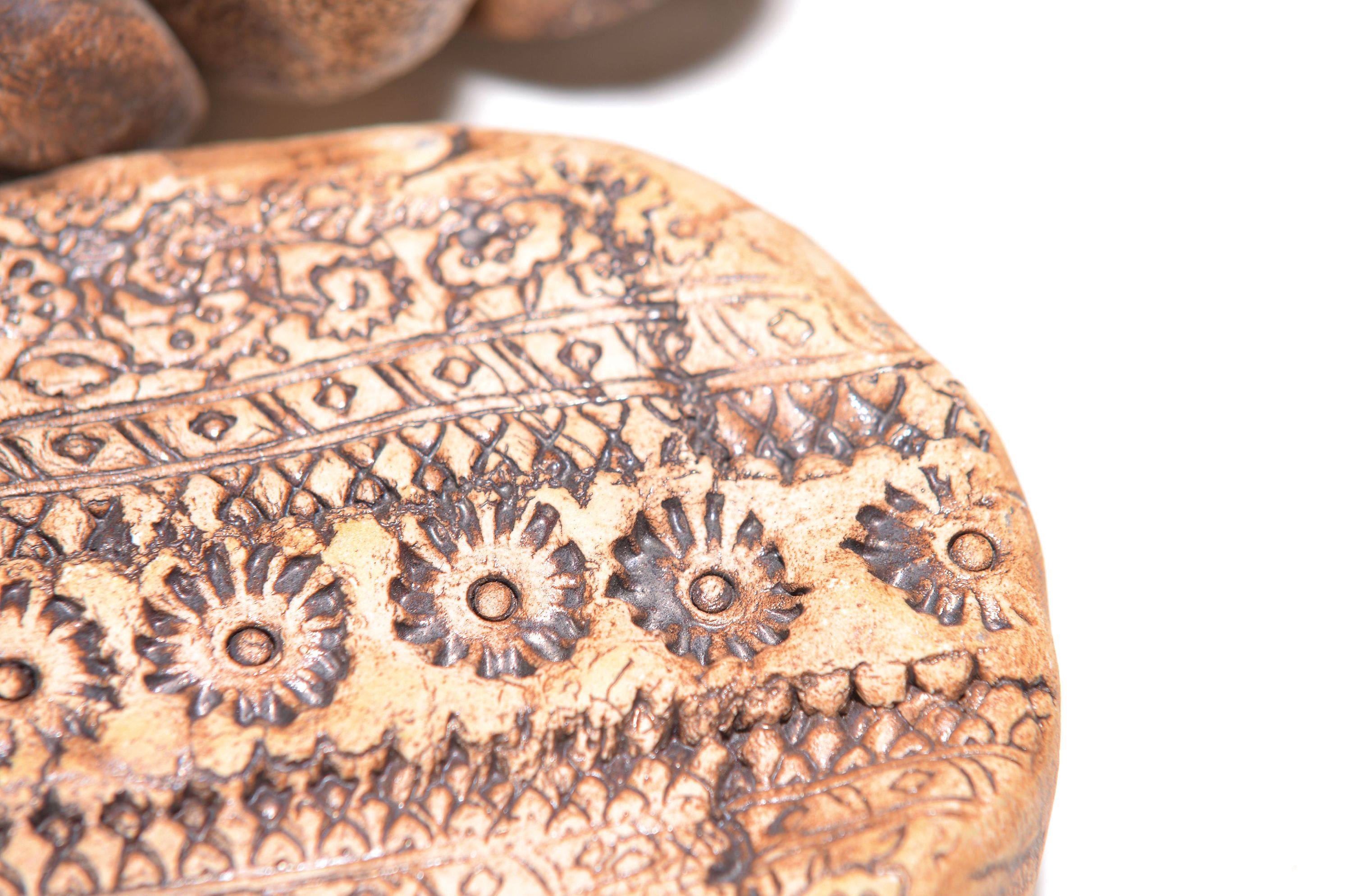 Detail a: Ritualkette zur Abwehr böser Geister, Guatemala, 1970er Jahre, aus 39 verschiedenen keramischen Teilen, diese in unterschiedlichen Formen, teils mit ...