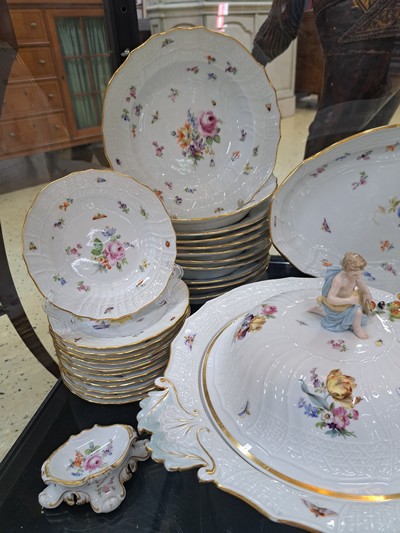 27089527a - Umfangreiches Tafelservice, Meissen, Neubrandenstein, Blumenbukett mit Insekten, ...