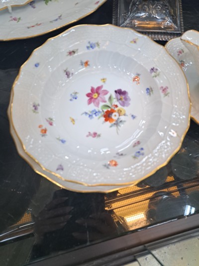 27089527d - Umfangreiches Tafelservice, Meissen, Neubrandenstein, Blumenbukett mit Insekten, ...