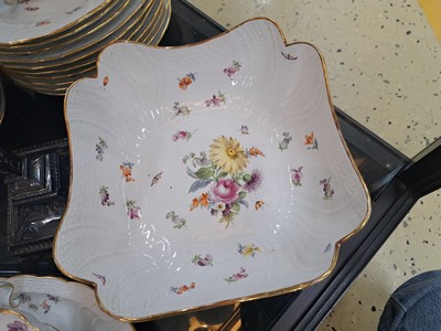 27089527g - Umfangreiches Tafelservice, Meissen, Neubrandenstein, Blumenbukett mit Insekten, ...