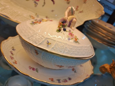 27089528e - Tafelservice, Meissen, Neubrandenstein, Blumenbukett mit Insekten, Knaufschwerter bis ...