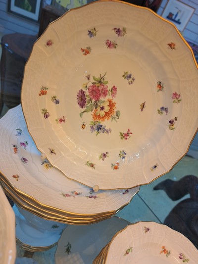 27089528g - Tafelservice, Meissen, Neubrandenstein, Blumenbukett mit Insekten, Knaufschwerter bis ...