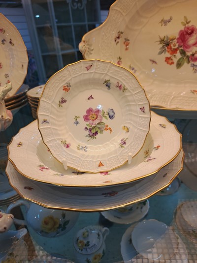 27089528j - Tafelservice, Meissen, Neubrandenstein, Blumenbukett mit Insekten, Knaufschwerter bis ...