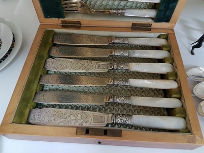 27089565a - 12-tlg. Besteckset im Kasten, englisch, um 1900, Metall versilbert, reicher Gravurdekor ...