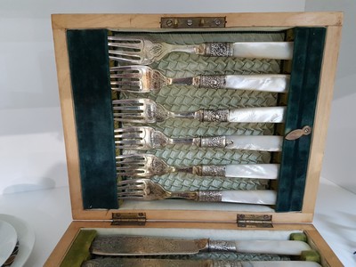 27089565b - 12-tlg. Besteckset im Kasten, englisch, um 1900, Metall versilbert, reicher Gravurdekor ...