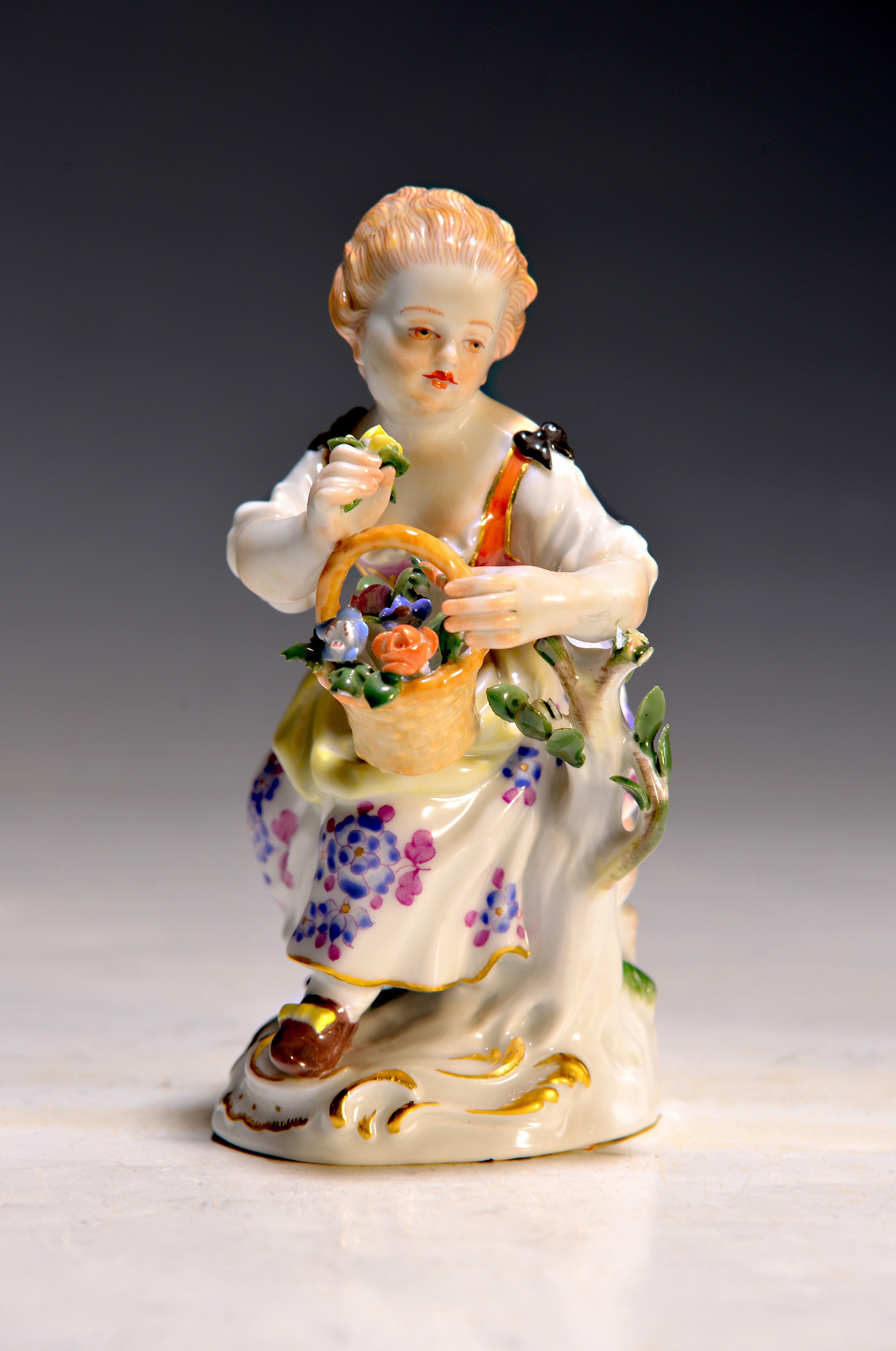 Image 27089653 - Porzellanfigur, Meissen, 20. Jh., sitzende Gärtnerin mit Korb, min. best. an den ...
