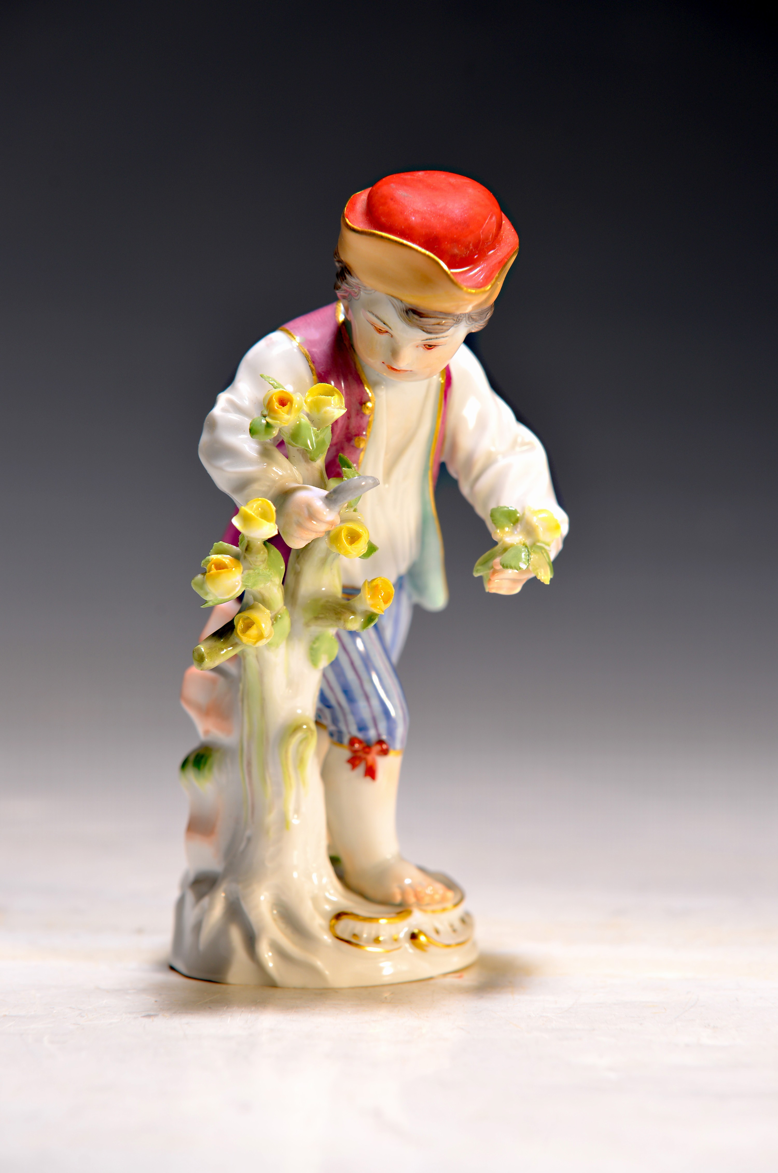 Image 27089654 - Porzellanfigur, Meissen, 20. Jh., Gärtner mit Rosenbusch, bemalt, min. an den ...