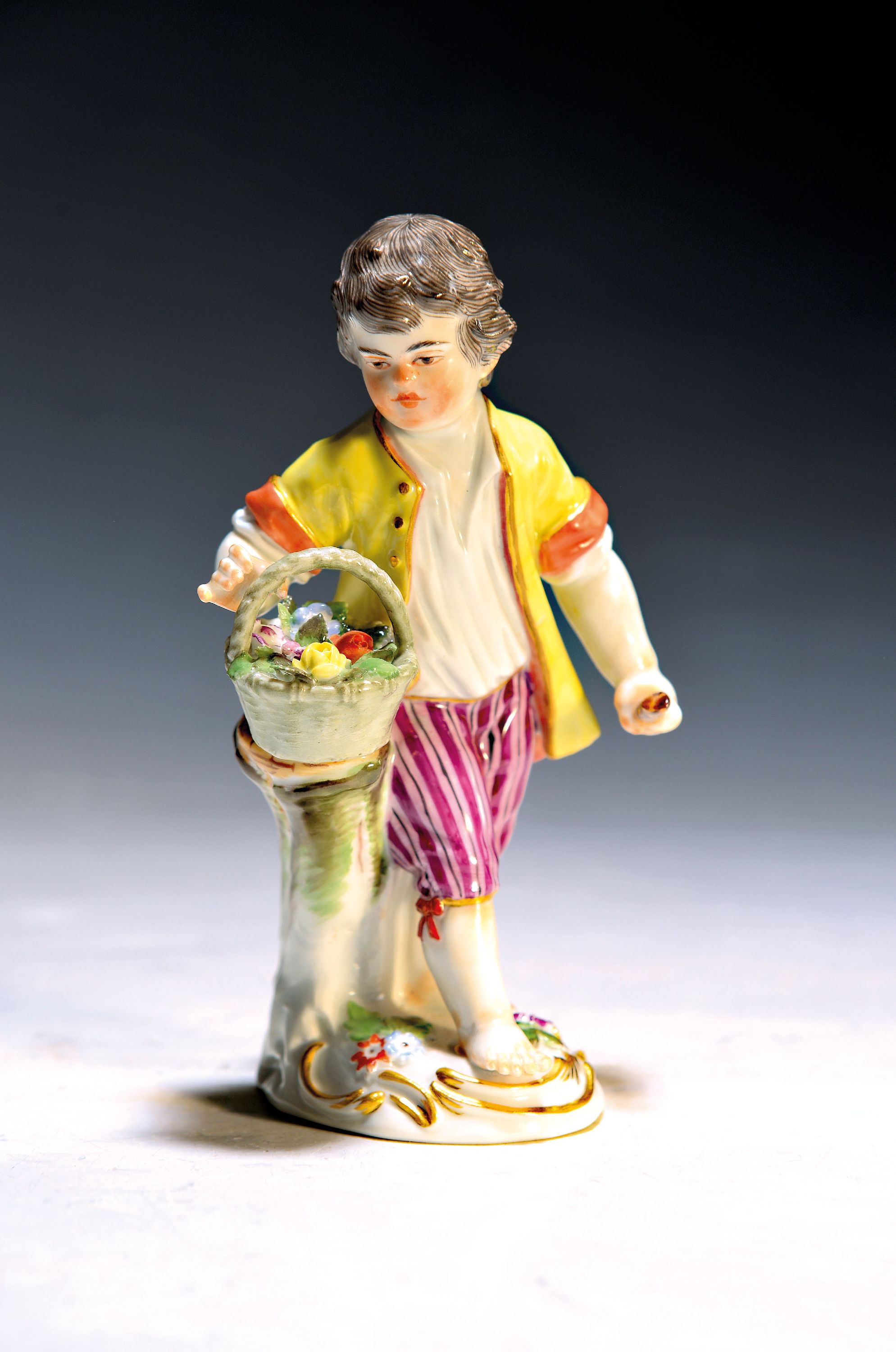Image 27089655 - Porzellanfigur, Meissen, 20. Jh., Knabe mit Korb, bunt bemalt, Goldstaffage, H. ca. 12.5 ...
