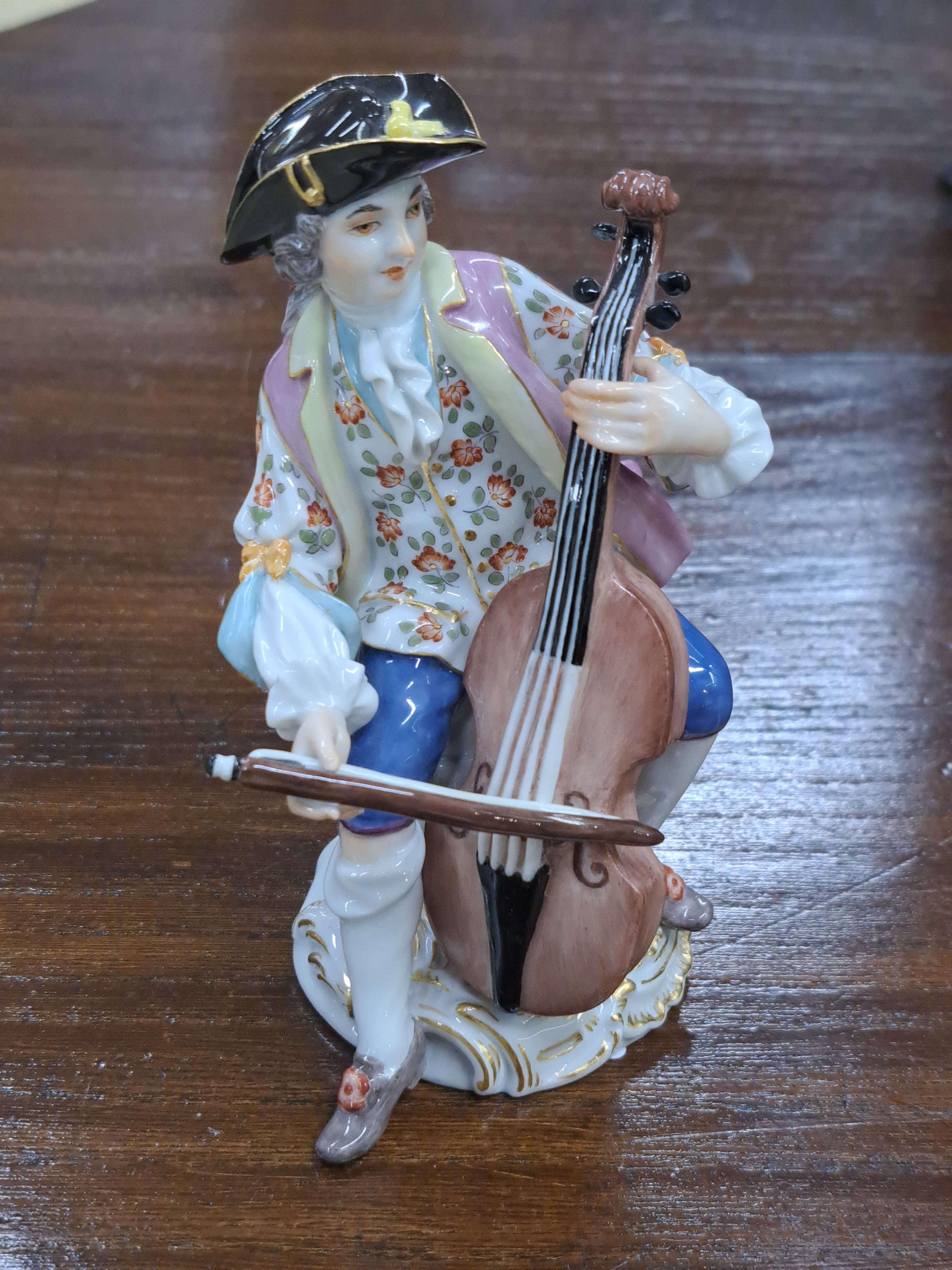 Detail a: Porzellanfigur, Meissen, 20. Jh., aus der galanten Kapelle, Cellist, feine polychrome Bemalung, H. ca. 11.5 cm